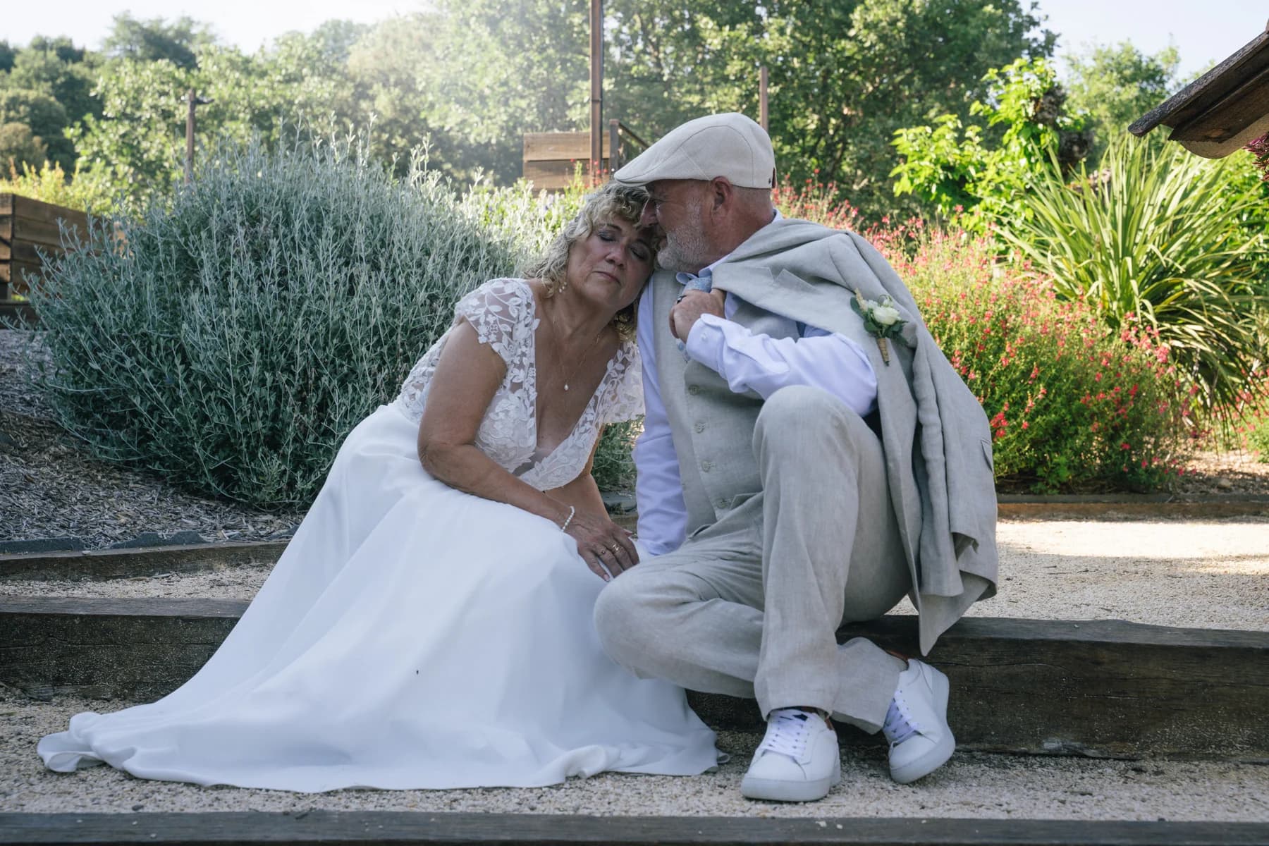 Mariage champêtre en Ardèche : baiser des mariés devant les lavandes de L'Otentic.