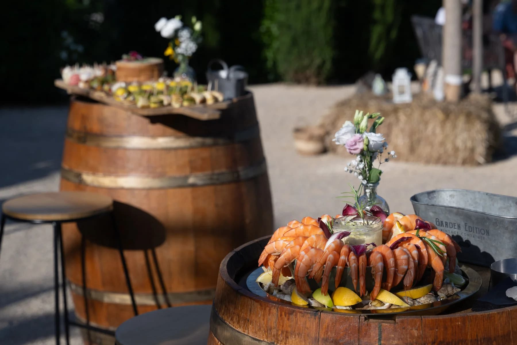 Mariage à L'Otentic, Ruoms : buffet champêtre dressé sur des fûts de vin.