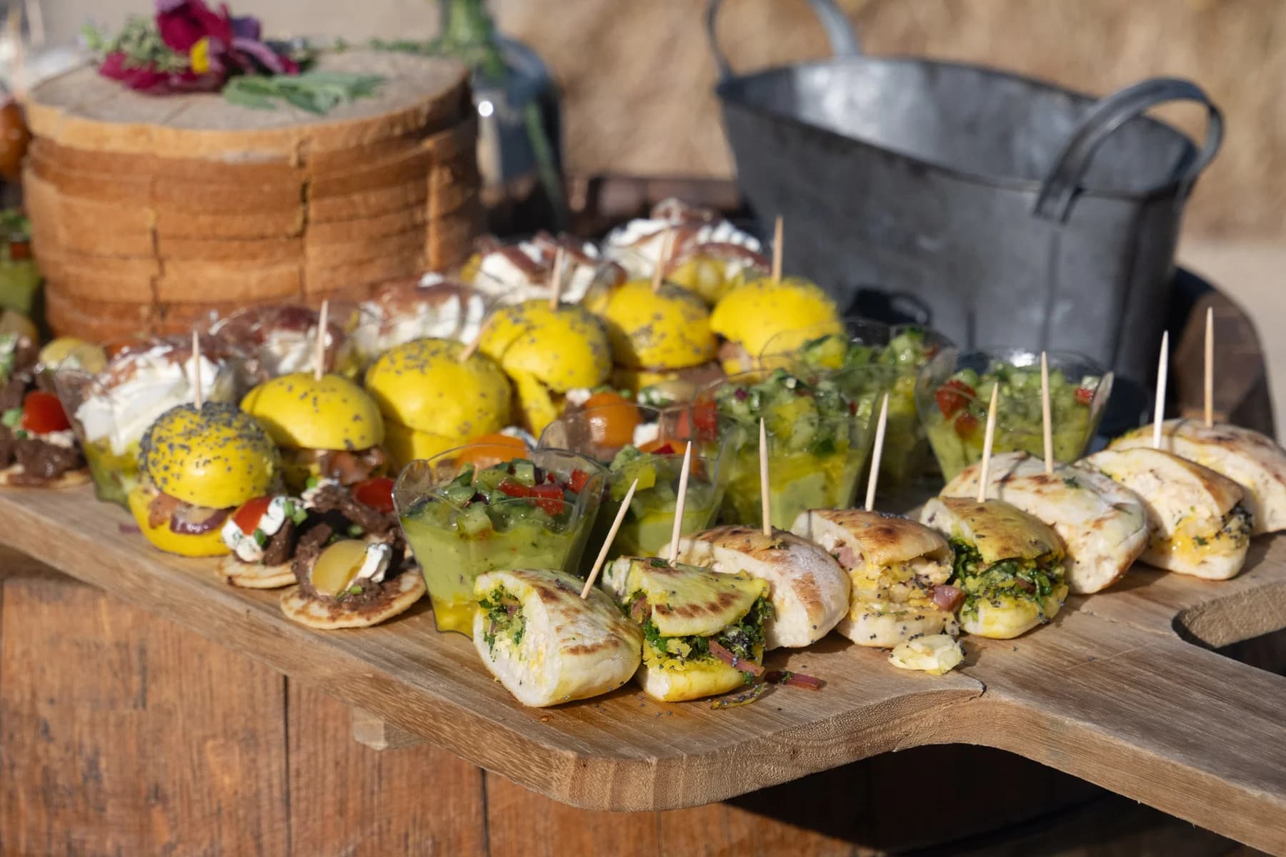 Mariage en Sud Ardèche : plateaux de charcuterie et fruits frais du buffet de mariage.