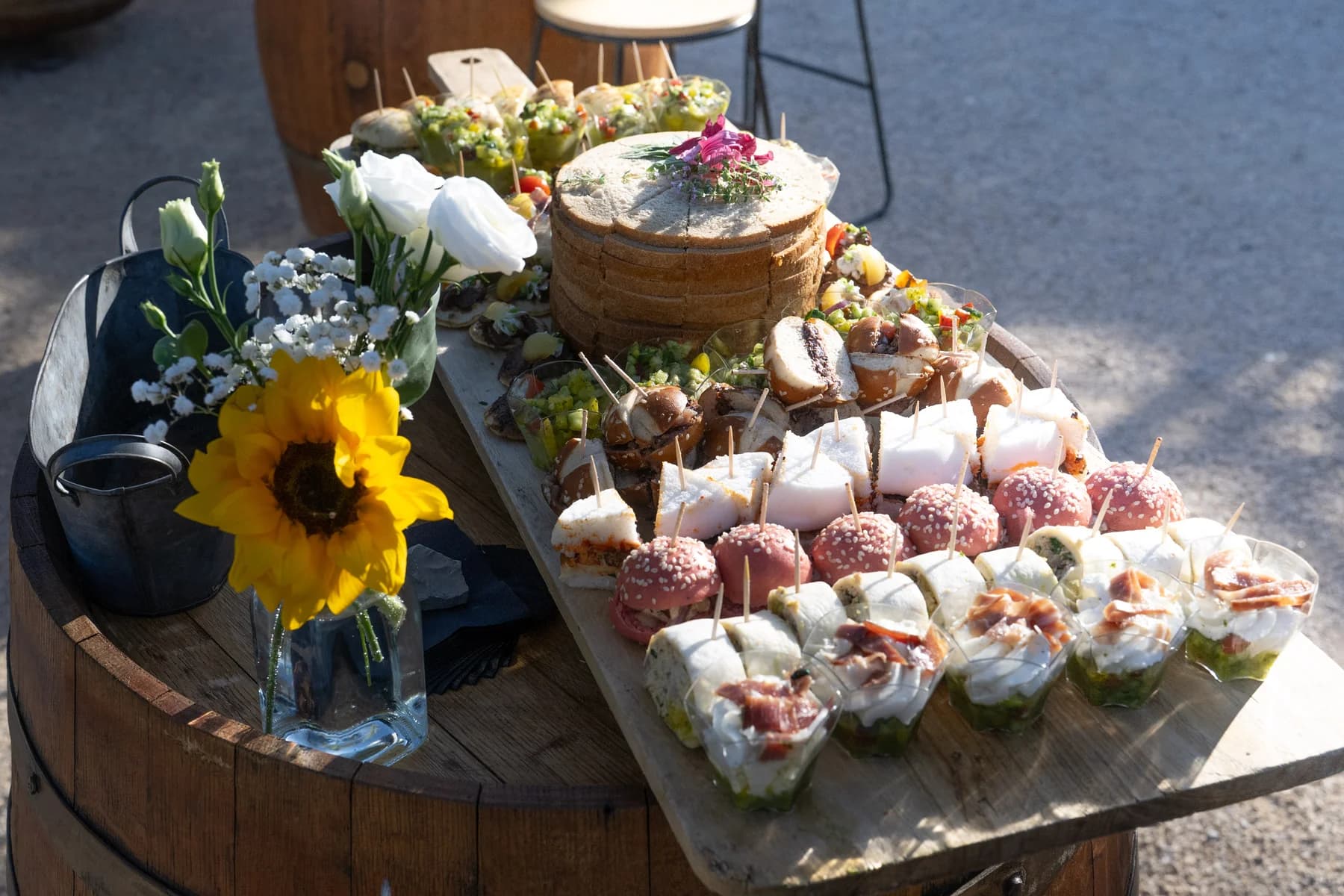 Mariage champêtre à Ruoms : dressage gourmand sur fût de vin avec tournesols.