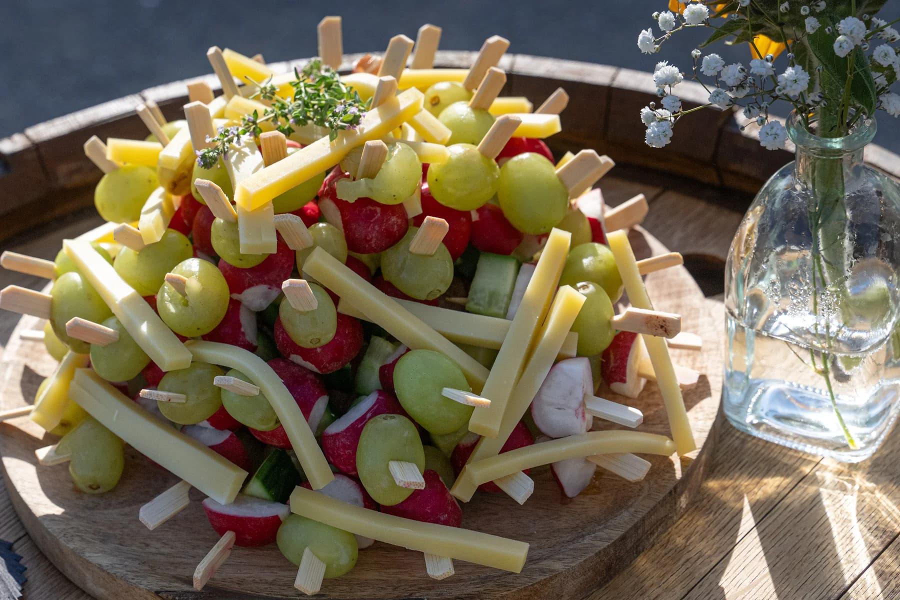 Mariage à L'Otentic : composition de légumes et fruits frais du buffet champêtre.