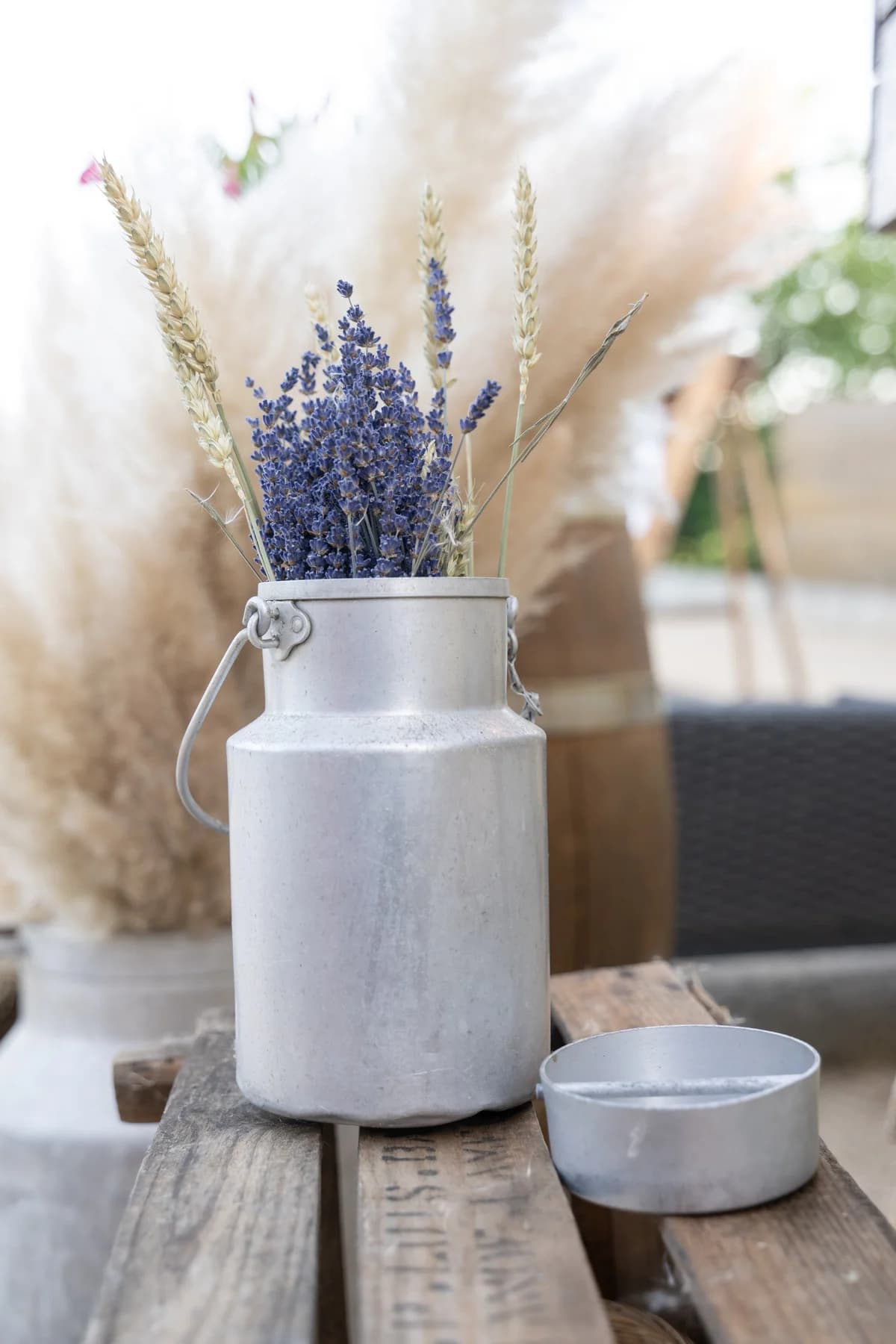 Mariage à L'Otentic, Ruoms : pampas séchées dans un pot à lait, décor champêtre.