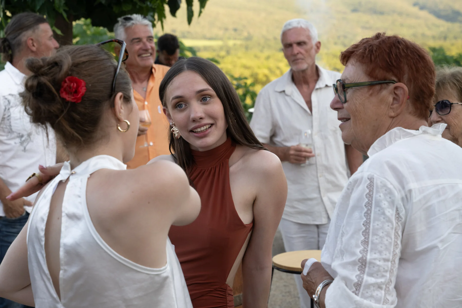 Mariage à Ruoms : invités qui dansent et partagent un moment de fête à L'Otentic.