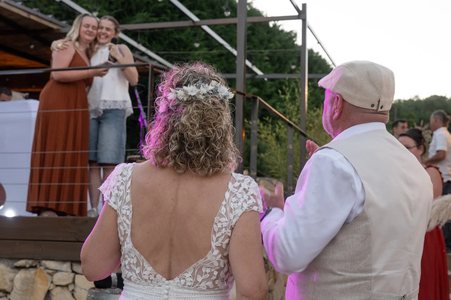 Mariage à L'Otentic : moment d'émotion entre la mariée et ses proches pendant les discours.