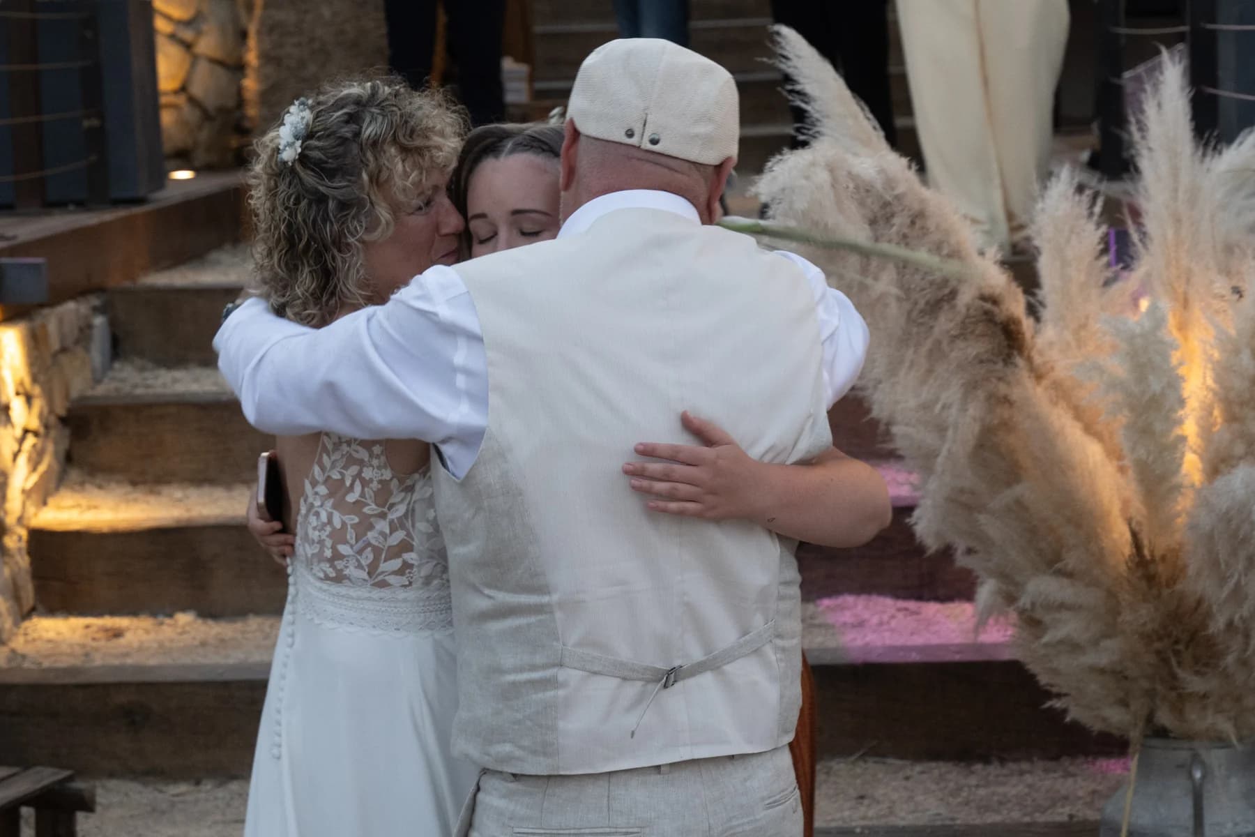 Mariage en Ardèche : accolade émue entre les mariés à la soirée de L'Otentic.