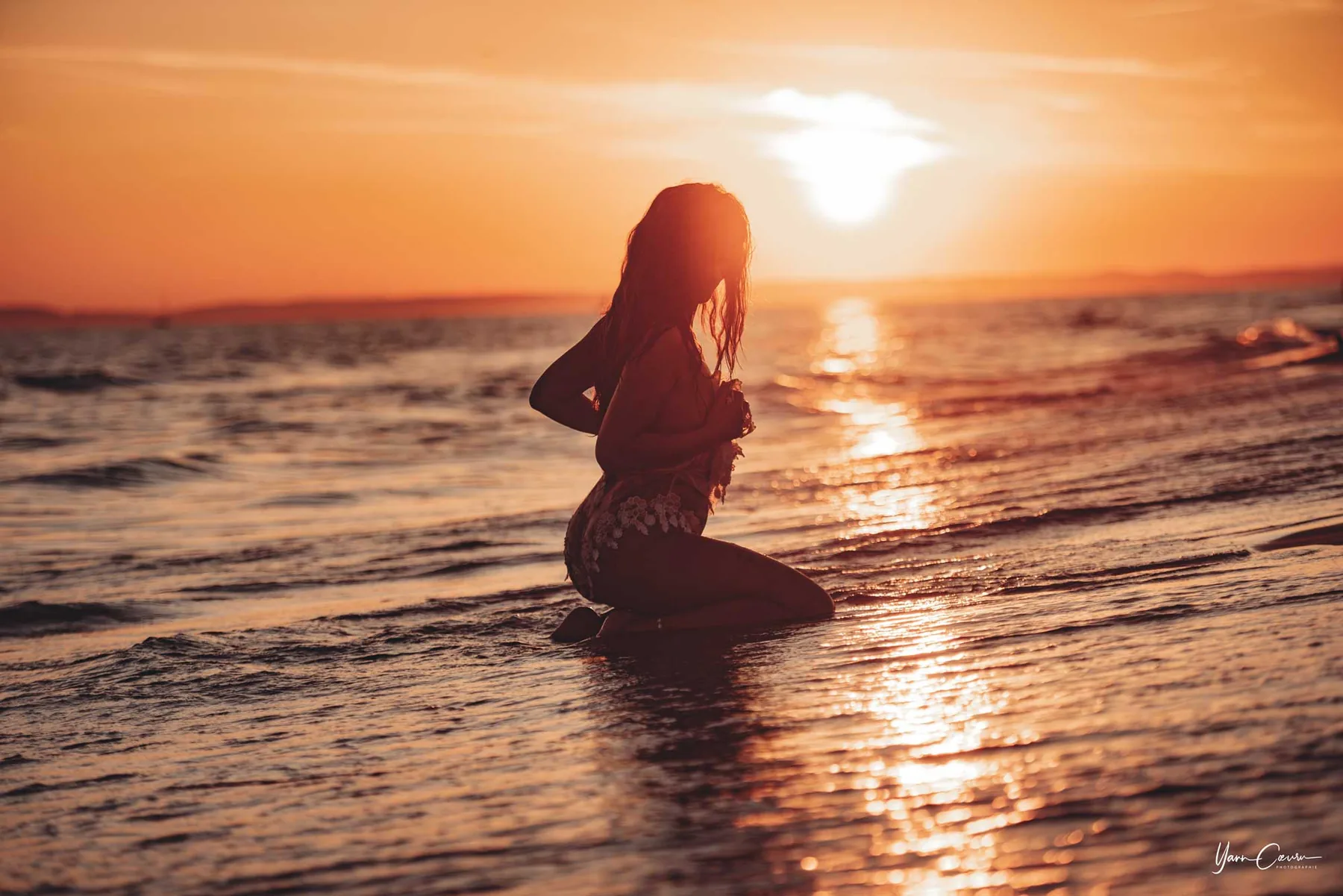 Séance boudoir plage en Camargue, lumière naturelle, ambiance intime — Yann Cœuru Photographie