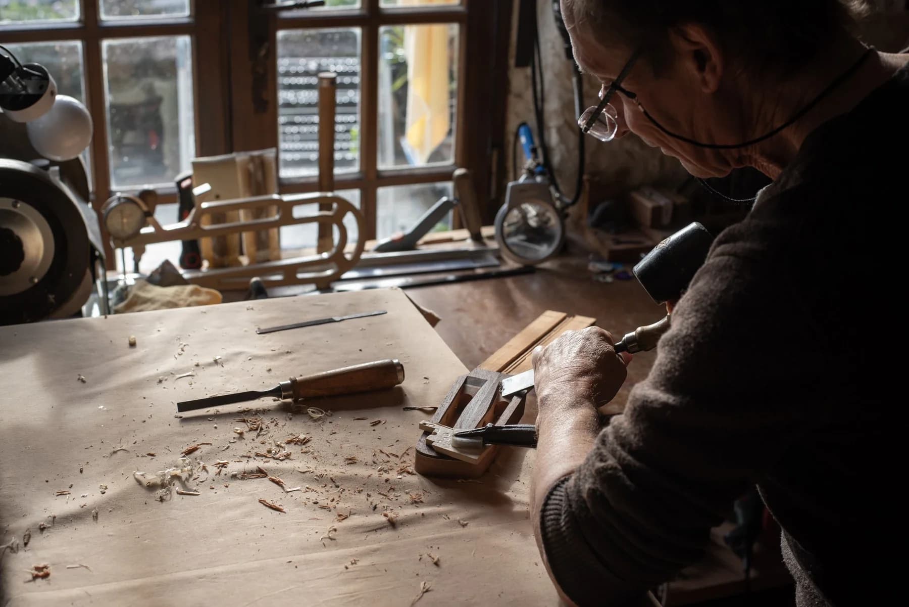 Artisan menuisier au travail dans son atelier, portrait Entreprise à Saint Genest de Bauzon en Ardèche.