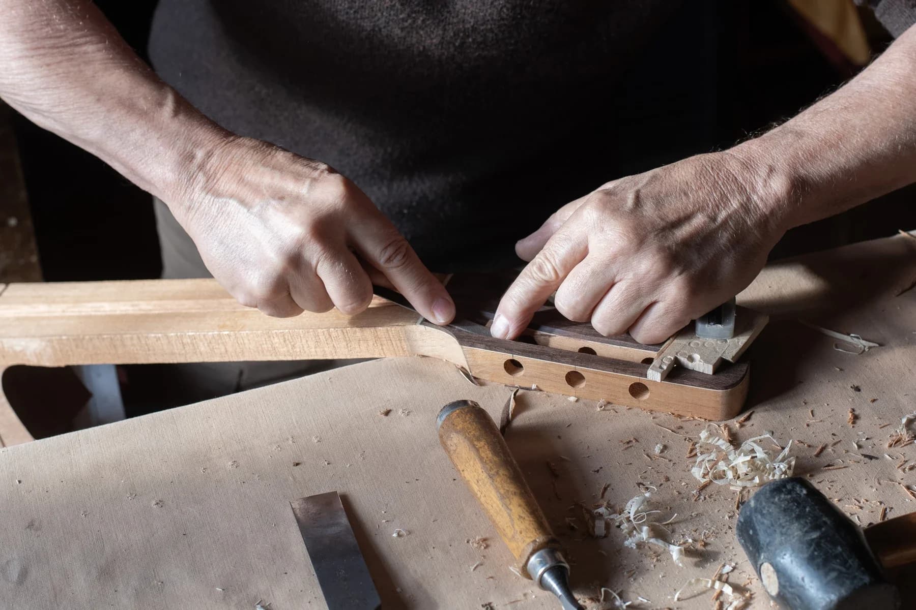 Artisan menuisier travaillant le bois à la main, reportage Entreprise à Saint Genest de Bauzon en Ardèche.