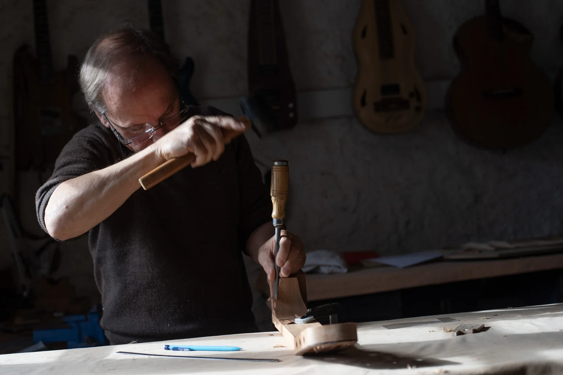 Artisan luthier de Saint genest de bauzon sculpte le bois au ciseau, Entreprise artisanale en pleine création.