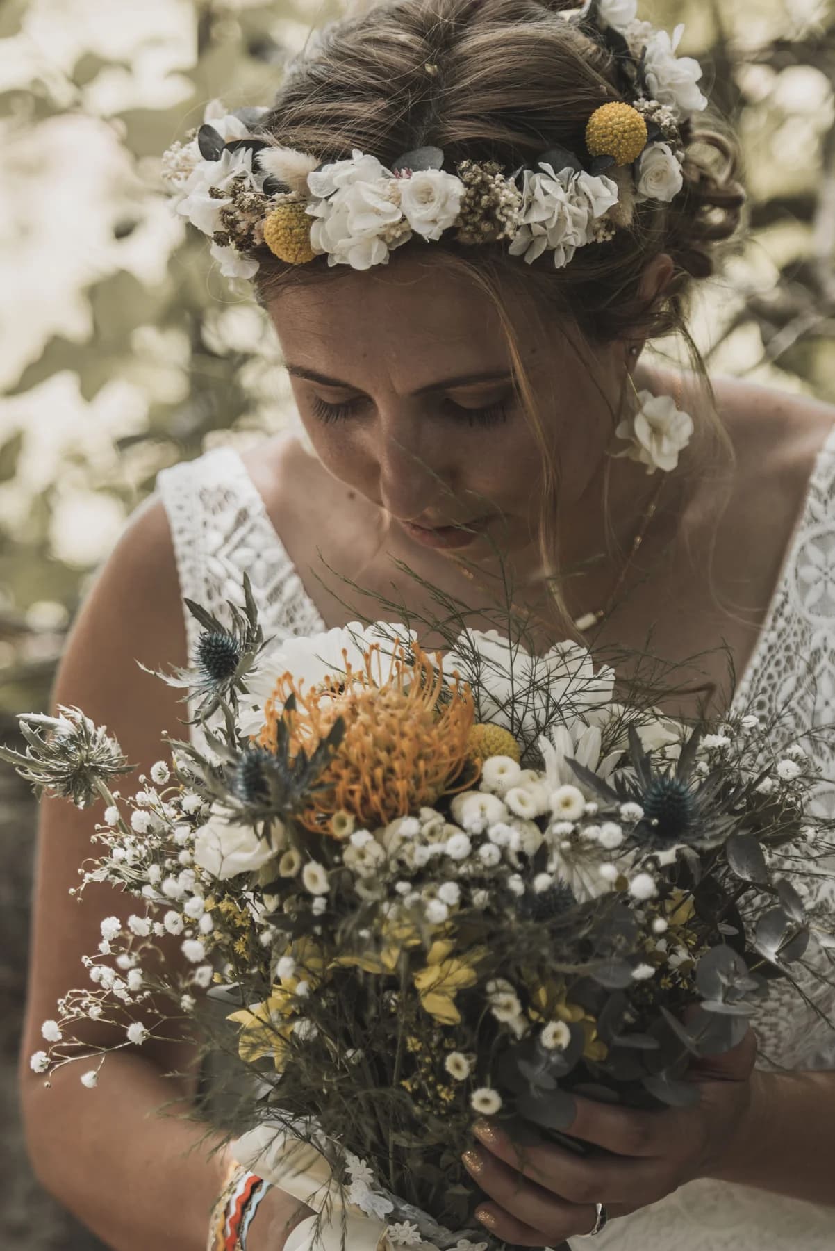 Bouquet de la mariée en fleurs séchées jaunes et blanches — Domaine de Bagard, Sauve (Gard)