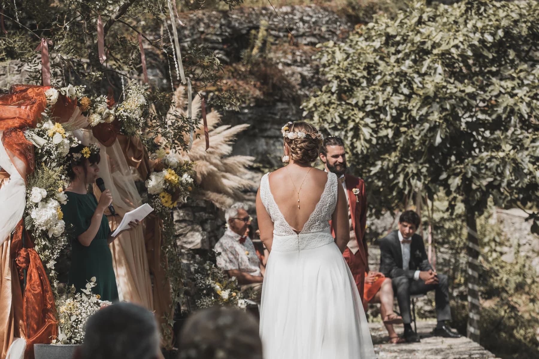 Cérémonie laïque sous les tentures, dos de la robe en dentelle — Domaine de Bagard, Sauve (Gard)