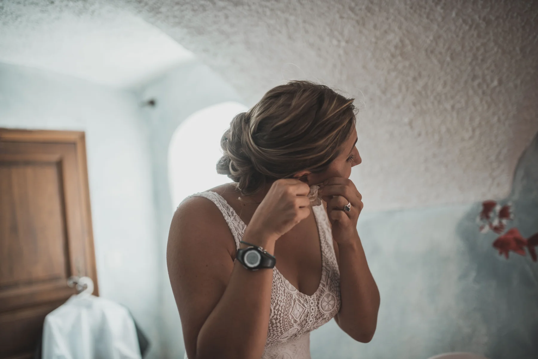 La mariée met ses boucles d’oreilles — préparatifs au Domaine de Bagard, Sauve (Gard)