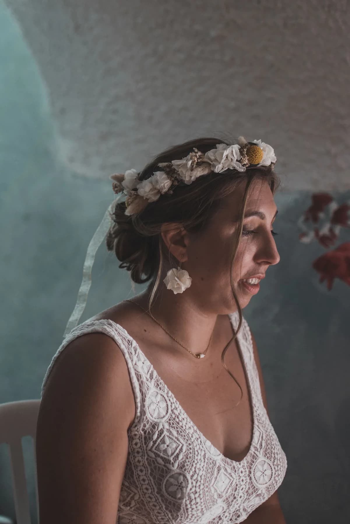 La mariée de profil, couronne de fleurs séchées — mariage au Domaine de Bagard, Sauve (Gard)