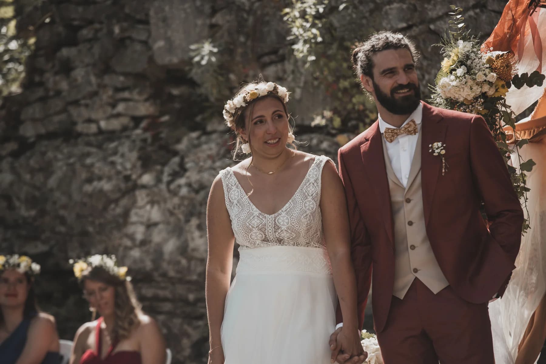 Les mariés face à leurs invités après l’échange des vœux — Domaine de Bagard, Sauve (Gard)