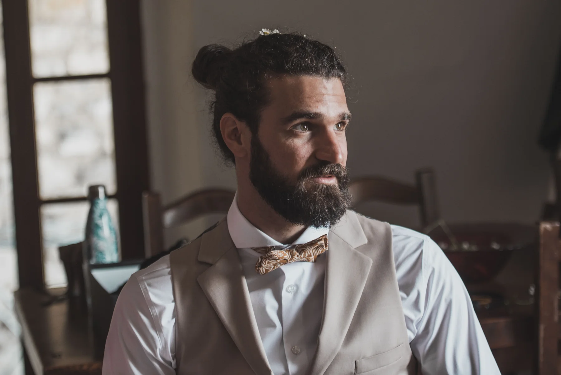 Préparatifs du marié en gilet et nœud papillon — mariage au Domaine de Bagard, Sauve (Gard)