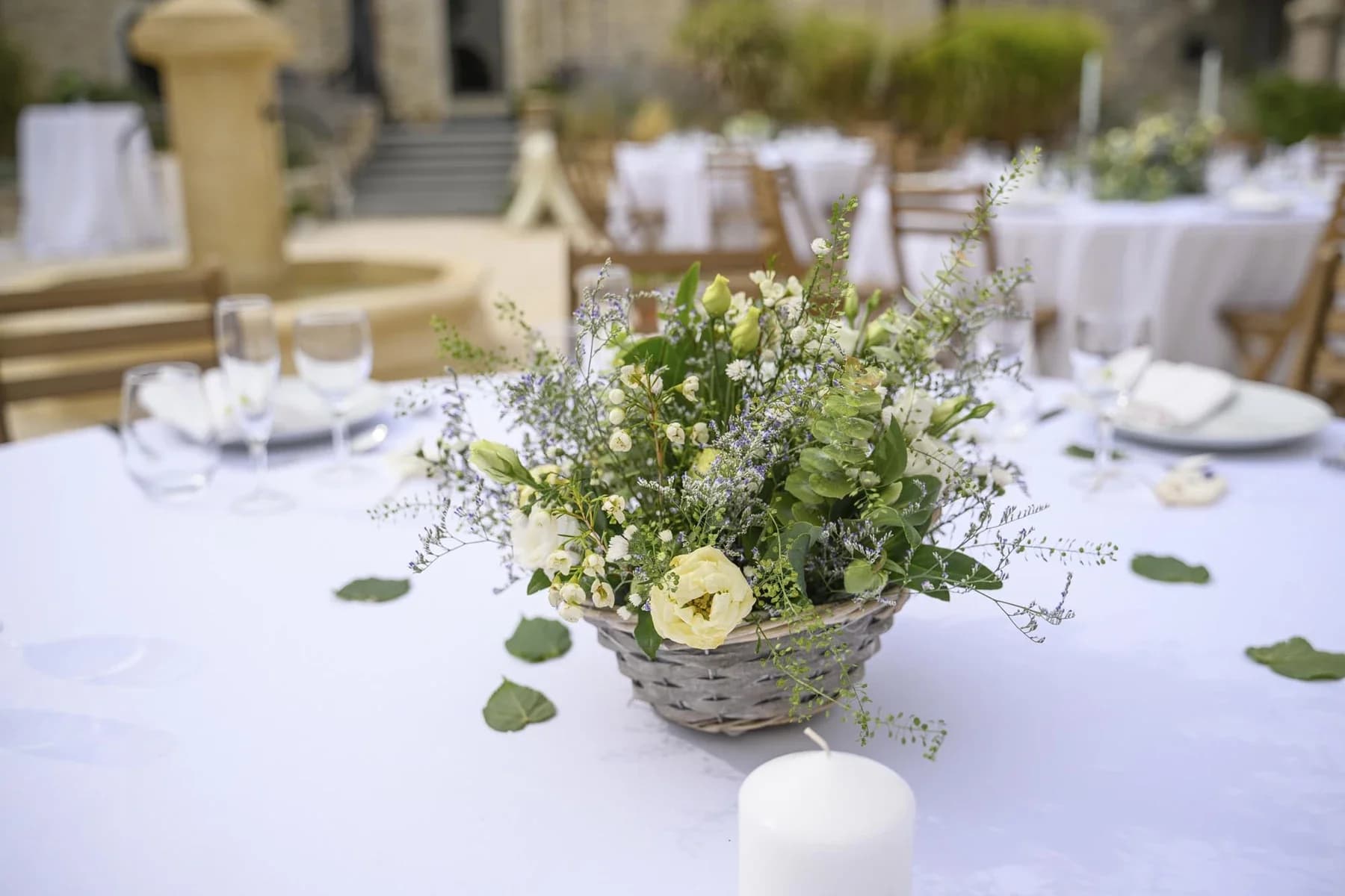Décoration florale élégante pour mariage au Domaine de la Bedosse, à Alès avec bouquet en panier, fleurs blanches et verdure