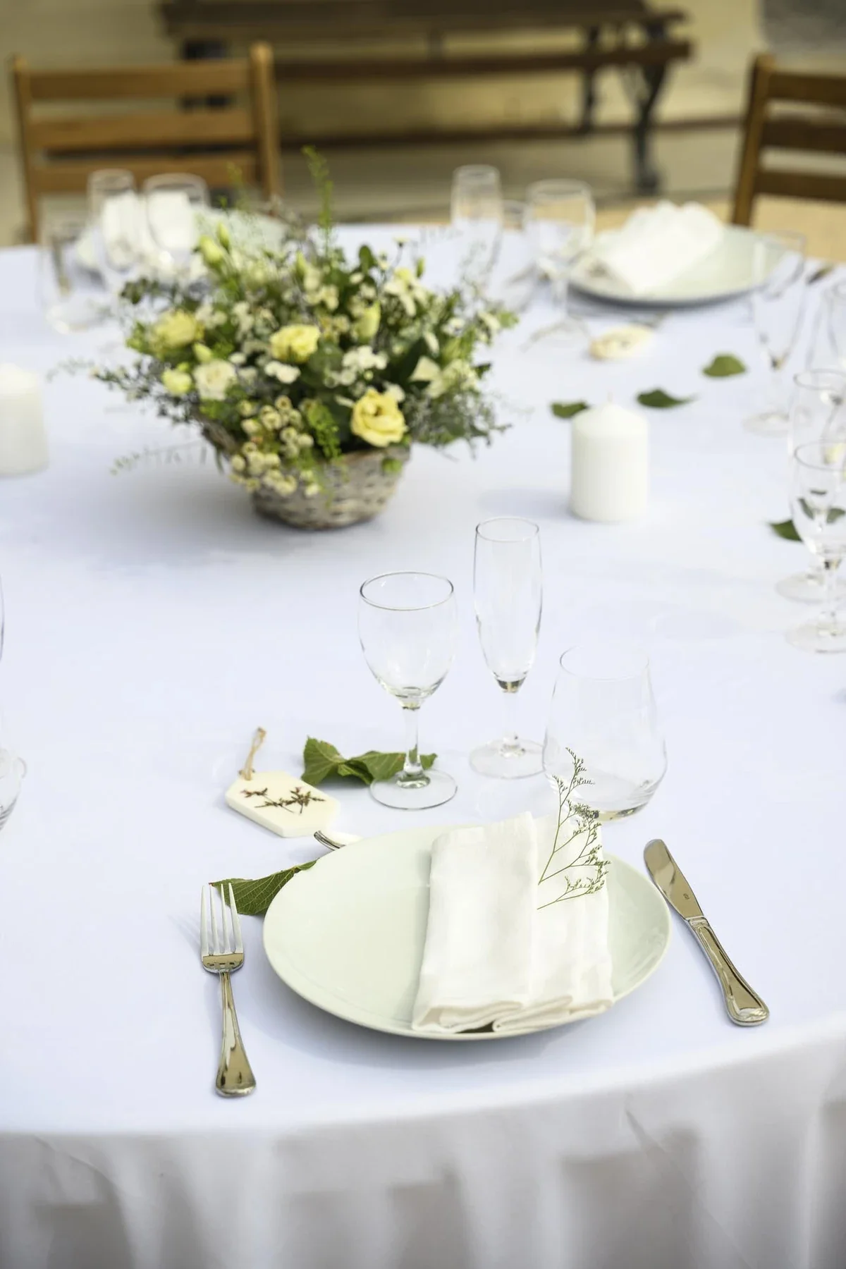 Table élégante de mariage au Domaine de la Bedosse, à Alès : décoration florale jaune-blanc, mise en place raffinée en intérieur