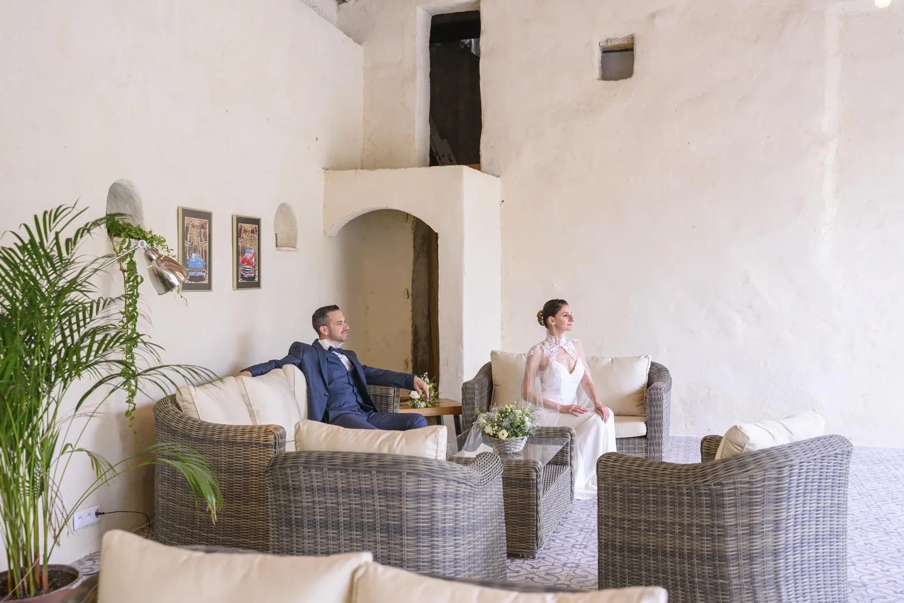 Jeunes mariés en tenue de cérémonie dans un salon blanc épuré au Domaine de la Bedosse, à Alès, ambiance élégante et sereine