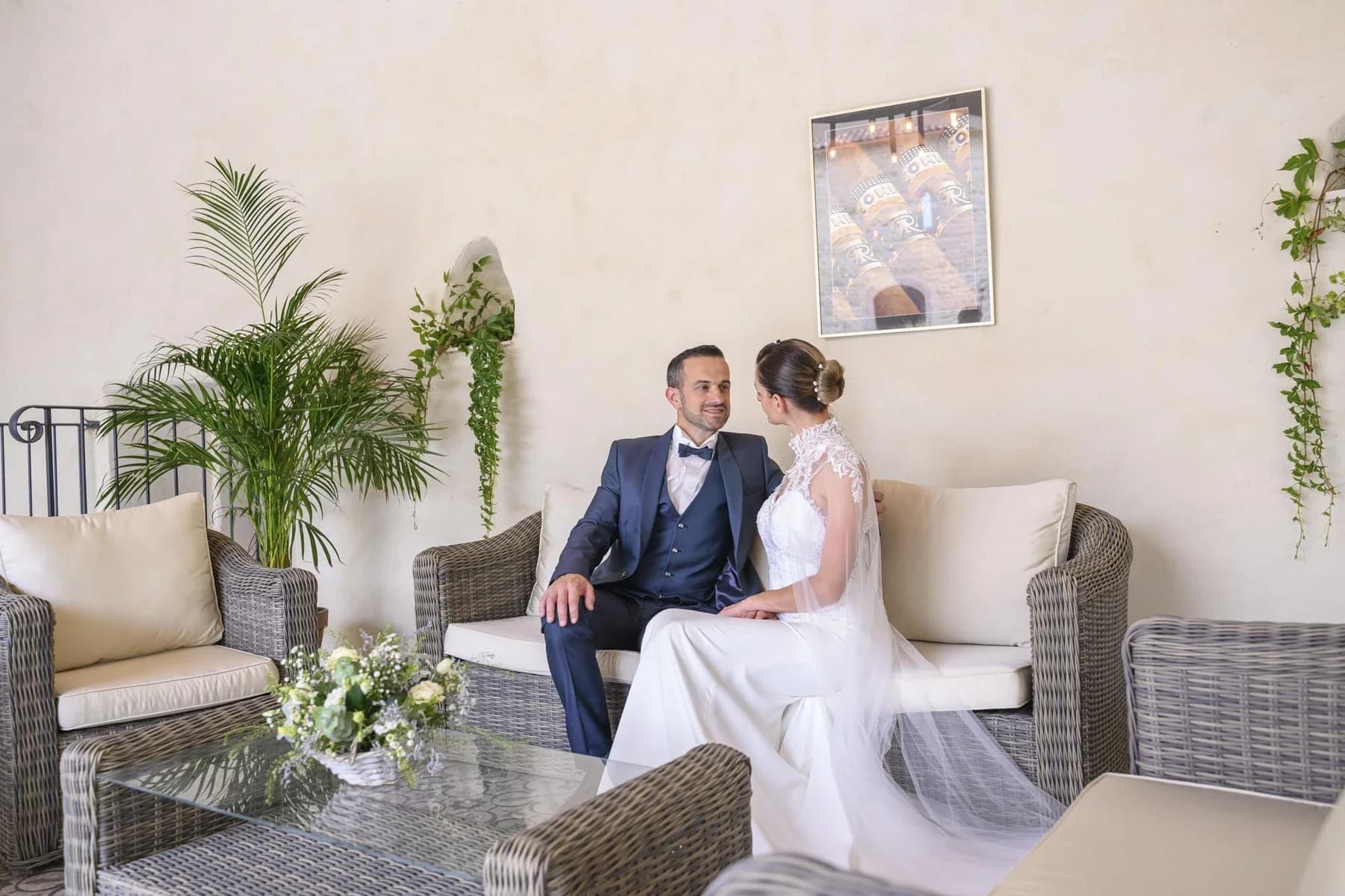 Couple de jeunes mariés assis dans un salon élégant, mariage au Domaine de la Bedosse, à Alès, moment d'intimité