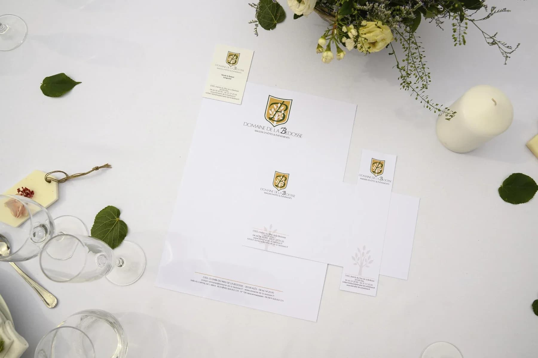 Papeterie de mariage élégante Domaine de la Bedosse avec fleurs blanches et vertes en studio Ardèche
