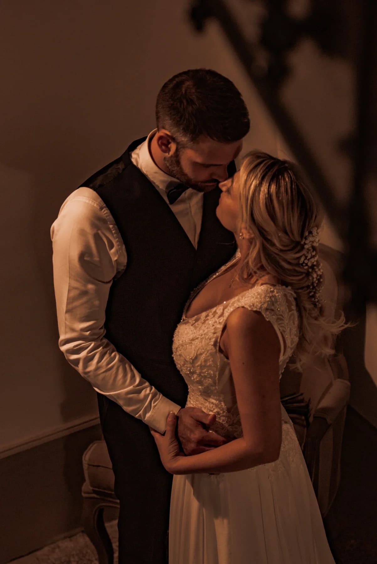 Mariages à Aubenas, couple de mariés main dans la main sous une lumière dorée et intime.