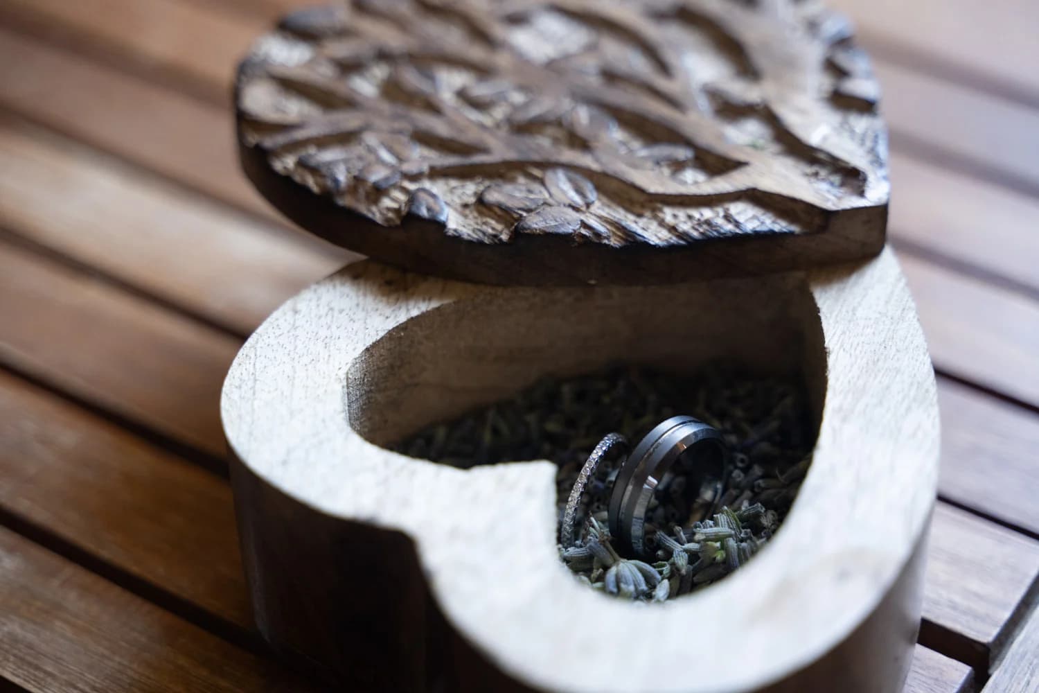Mariages – alliances posées dans une boîte en bois sculptée arbre de vie garnie de lavande séchée