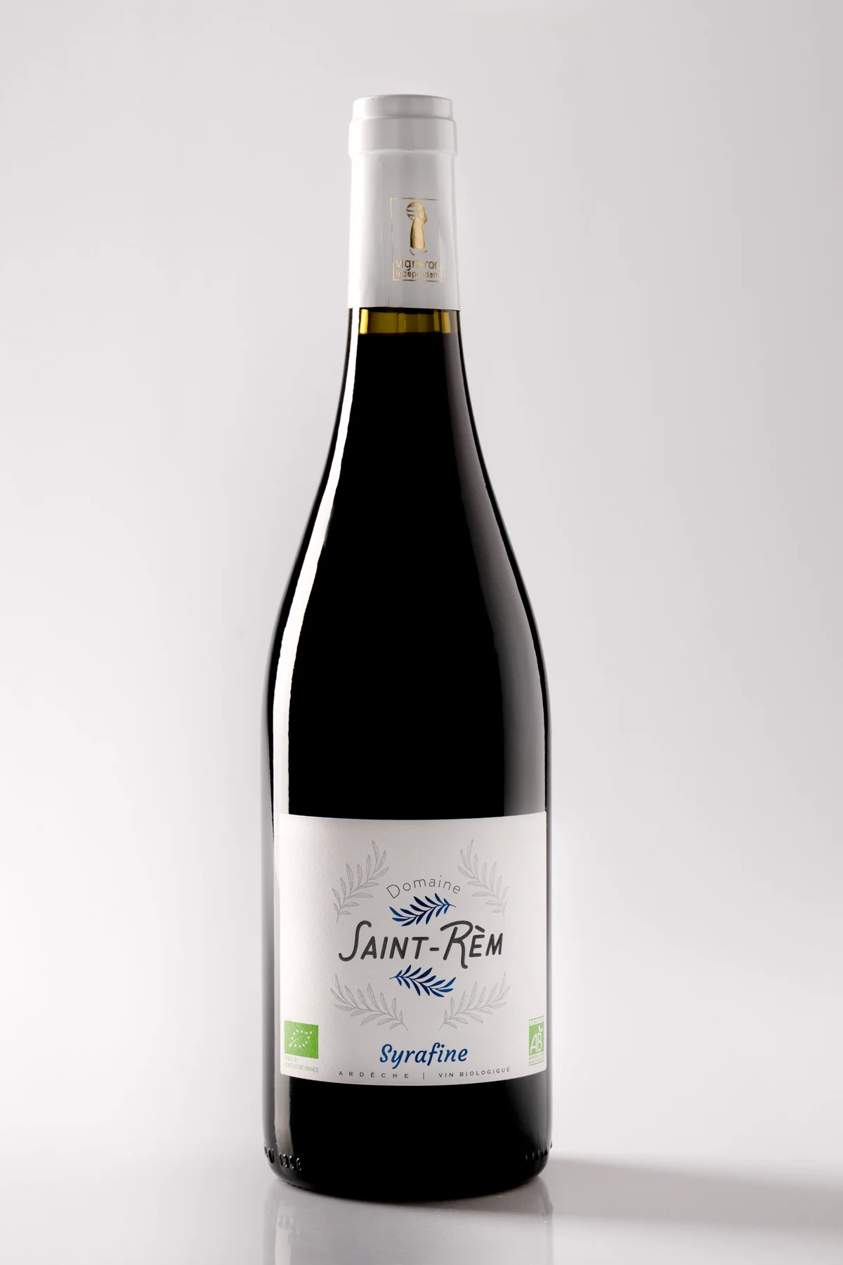 Packshot bouteille de Syrafine rouge du Domaine viticole St Rèm - Saint Remèze Bio sur fond blanc épuré.