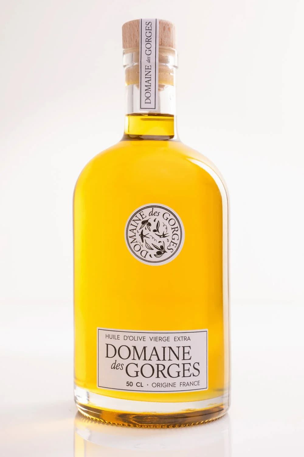 Packshot et photo produit — bouteille d'huile d'olive sur fond neutre