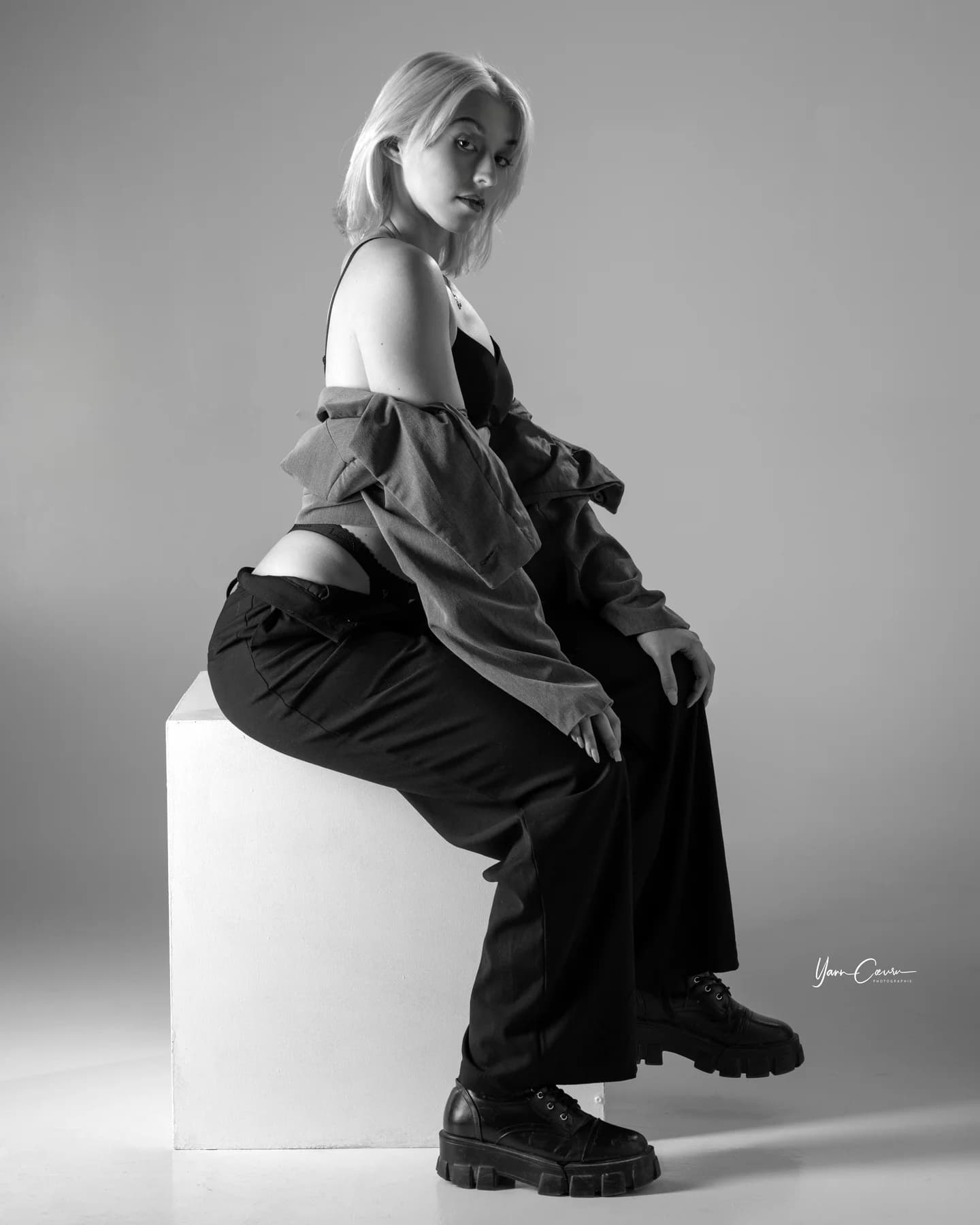 Portrait studio en noir et blanc, photothérapie, jeune femme assise, regard introspectif, lumière douce