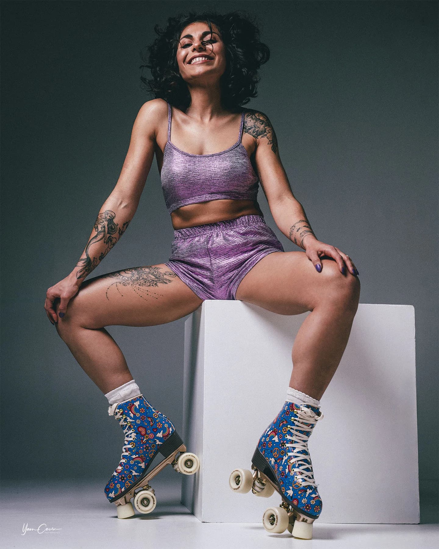 Femme souriante en studio avec rollers bleus, photothérapie de confiance et expression positive