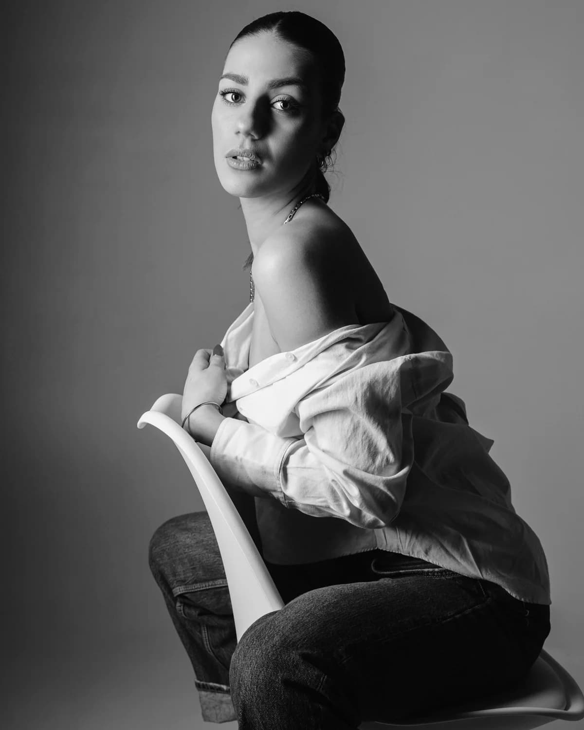 Portrait en studio de femme en photothérapie, pose introspective, lumière douce en noir et blanc