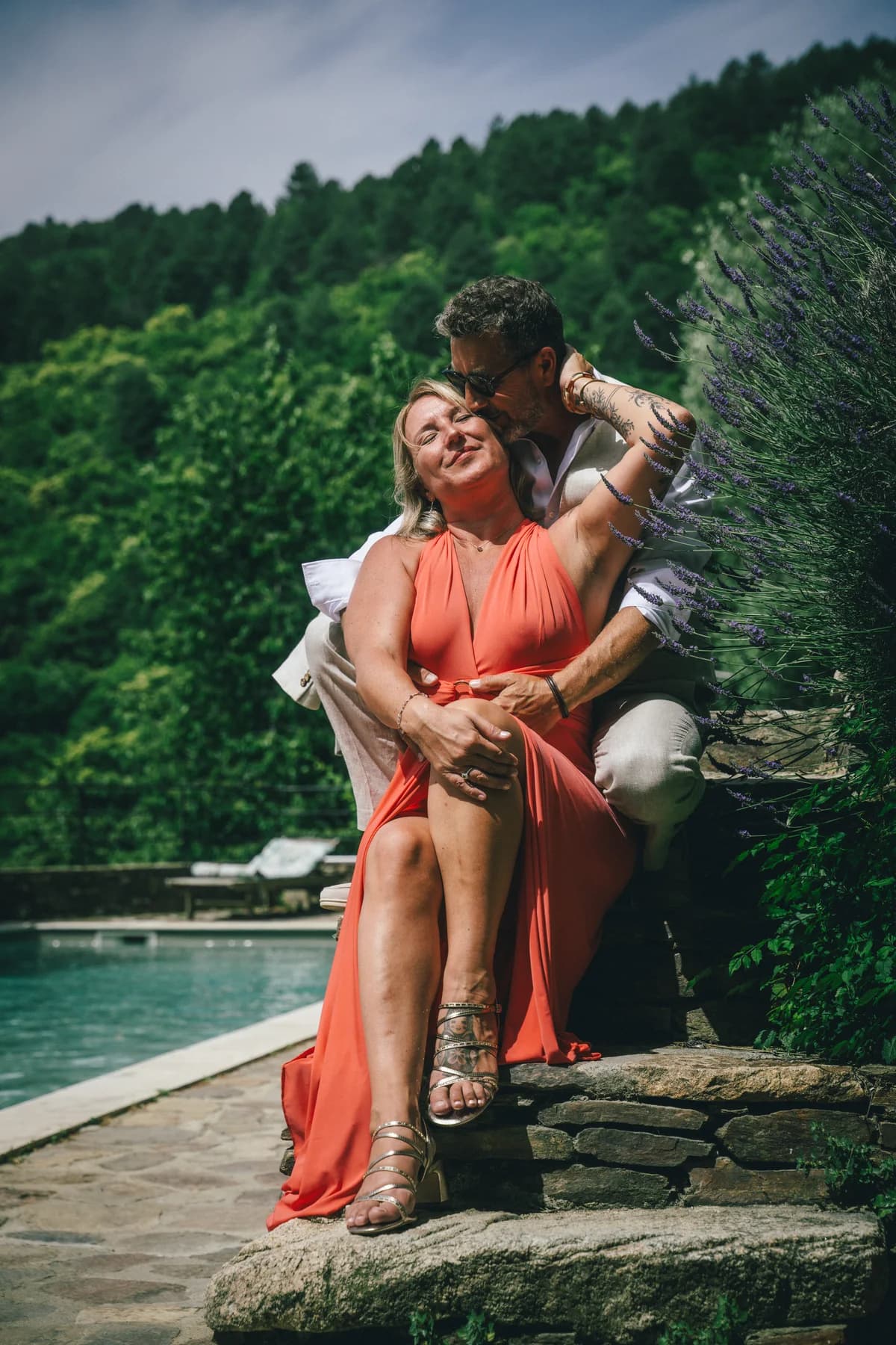 Le couple enlacé devant la lavande, au bord du bassin — séance de fiançailles à Saint-Mélany (Ardèche)