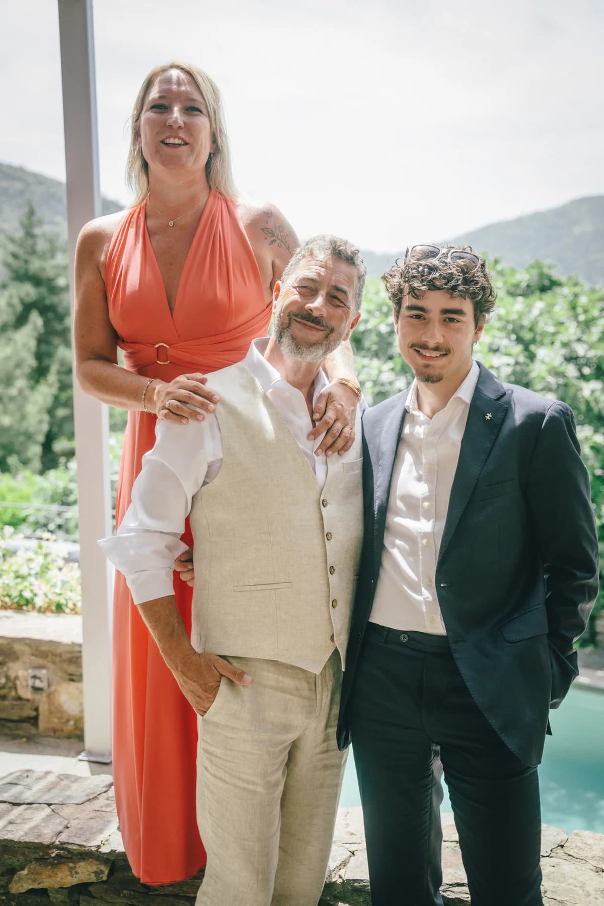 Cathia et Angelo avec leur fils, portrait à trois — séance de fiançailles à Saint-Mélany (Ardèche)