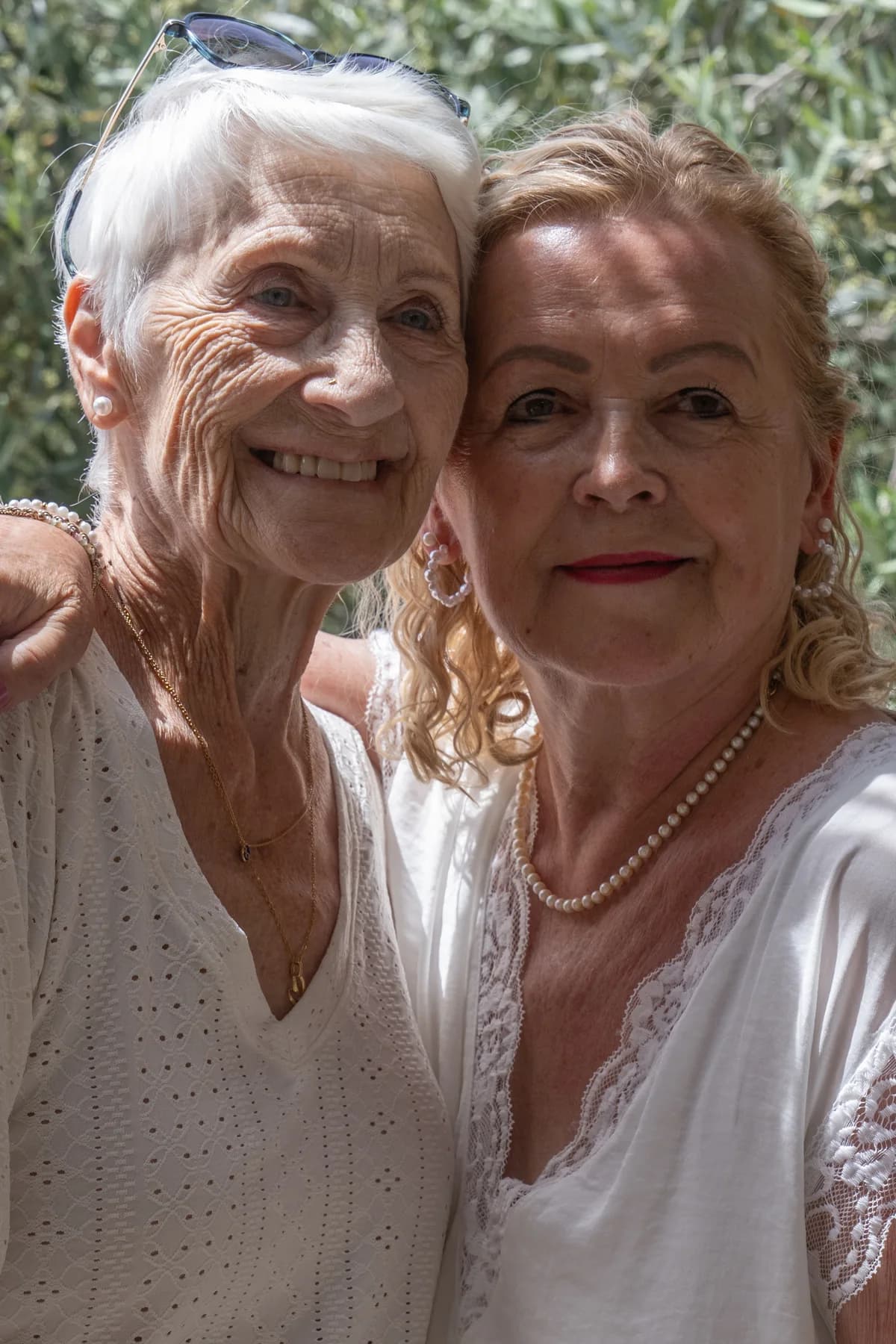 Portrait de la grand-mère et de Cathia, main sur l'épaule — séance de fiançailles à Saint-Mélany (Ardèche)