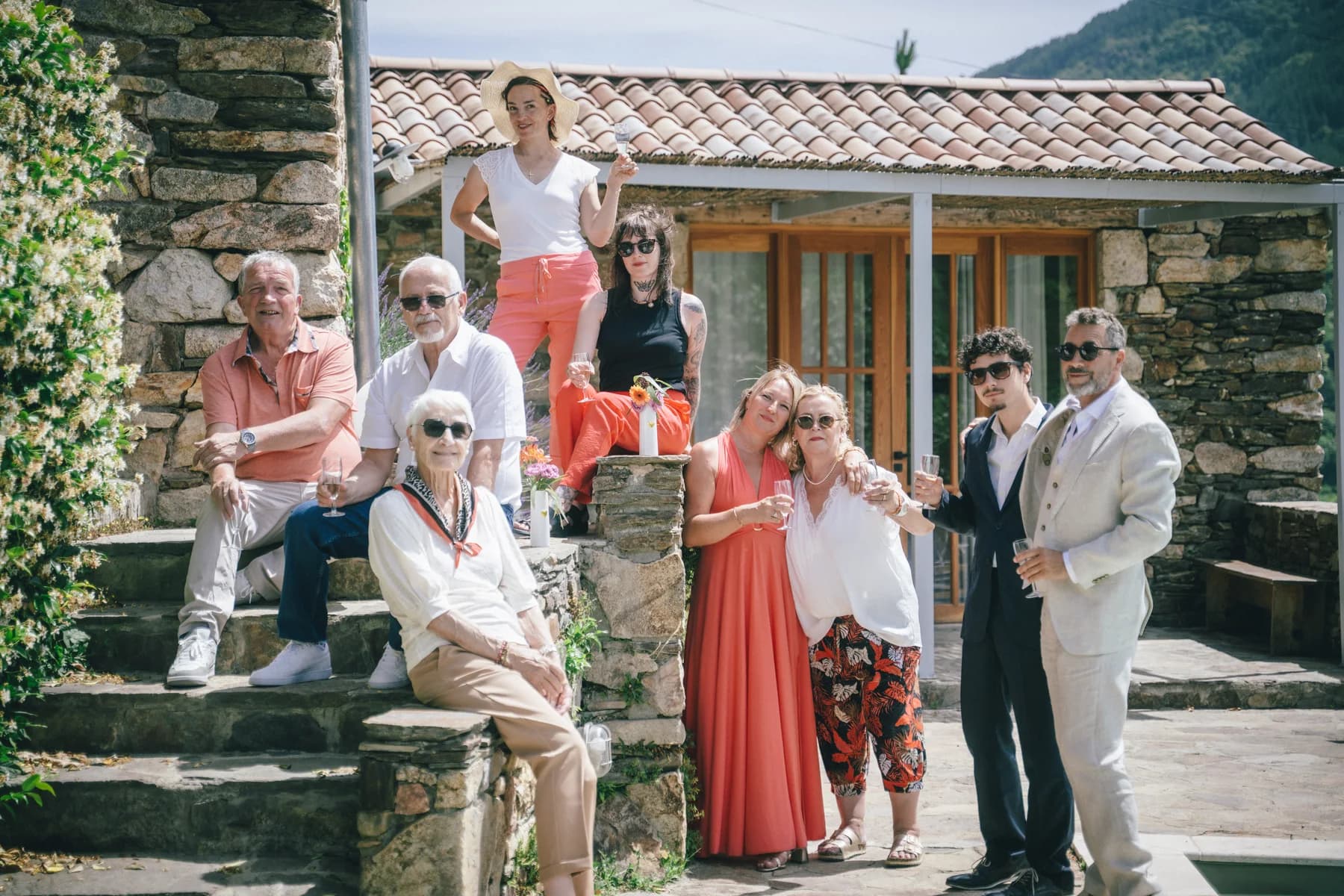 Photo de groupe de la famille devant le mas cévenol — séance de fiançailles à Saint-Mélany (Ardèche)
