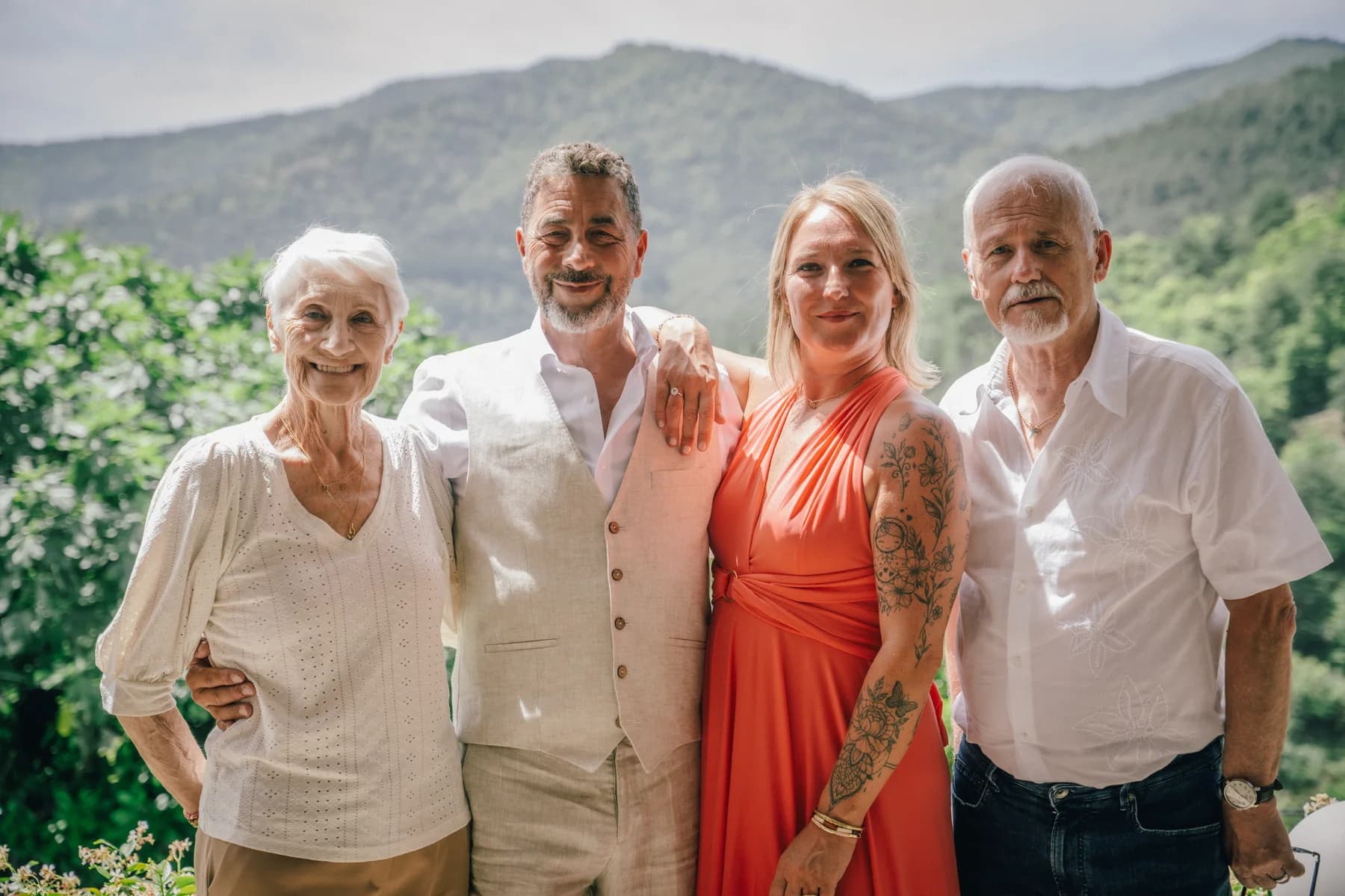 Les fiancés entourés de leurs parents, montagne en arrière-plan — séance de fiançailles à Saint-Mélany (Ardèche)