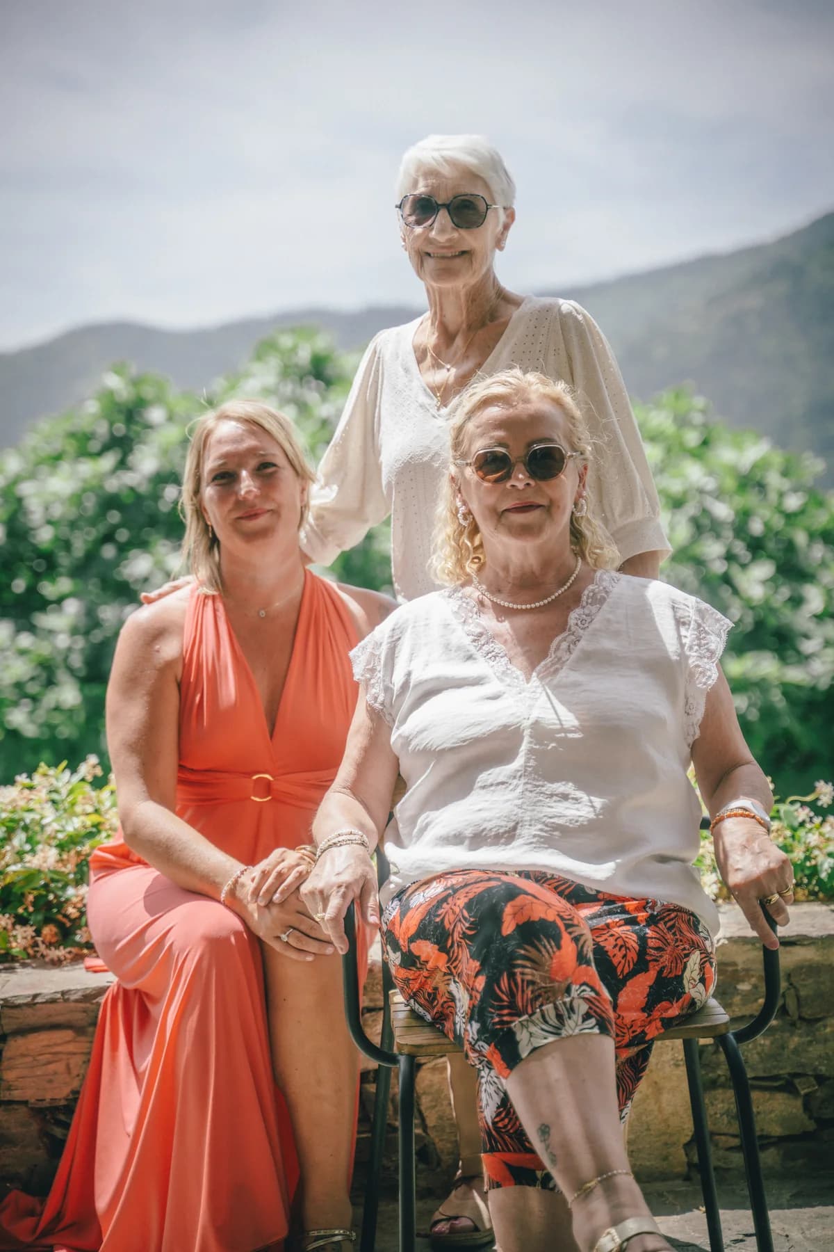 Trois générations de femmes réunies pour les fiançailles — séance de fiançailles à Saint-Mélany (Ardèche)