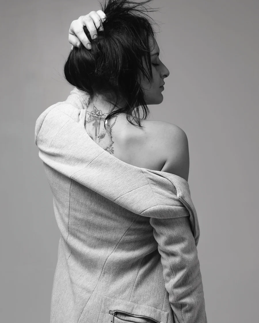 Photographe Ardèche — portrait éditorial noir et blanc en studio à Ruoms