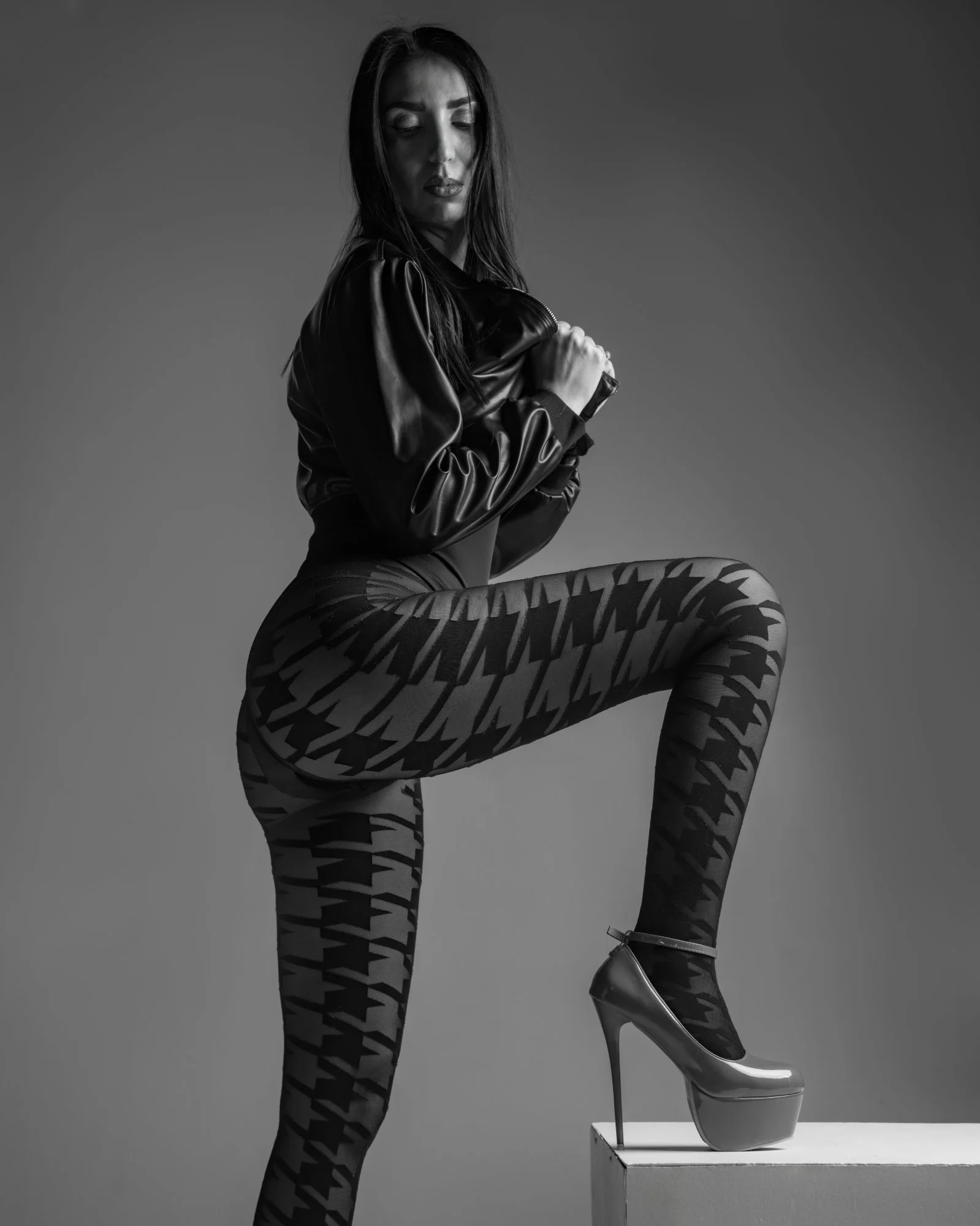 Photographe boudoir glamour noir et blanc — séance photo Ardèche