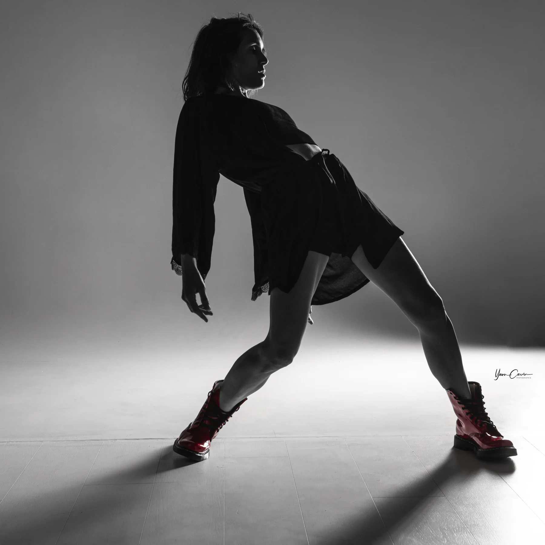 Shooting mode Lison pose éditorial — studio fashion