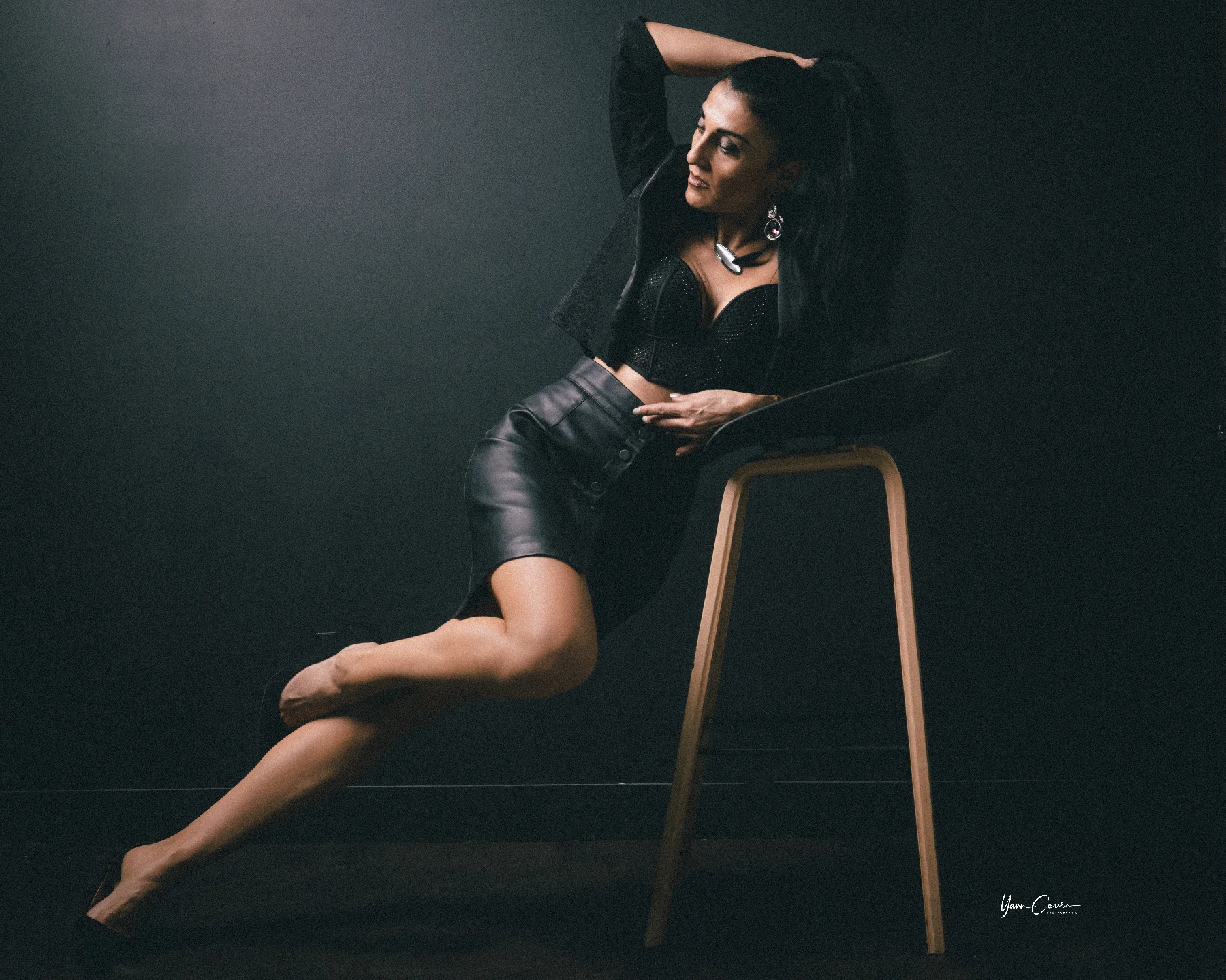 Shooting mode Ardèche Sandrine robe rouge satin — studio Ruoms cyclorama
