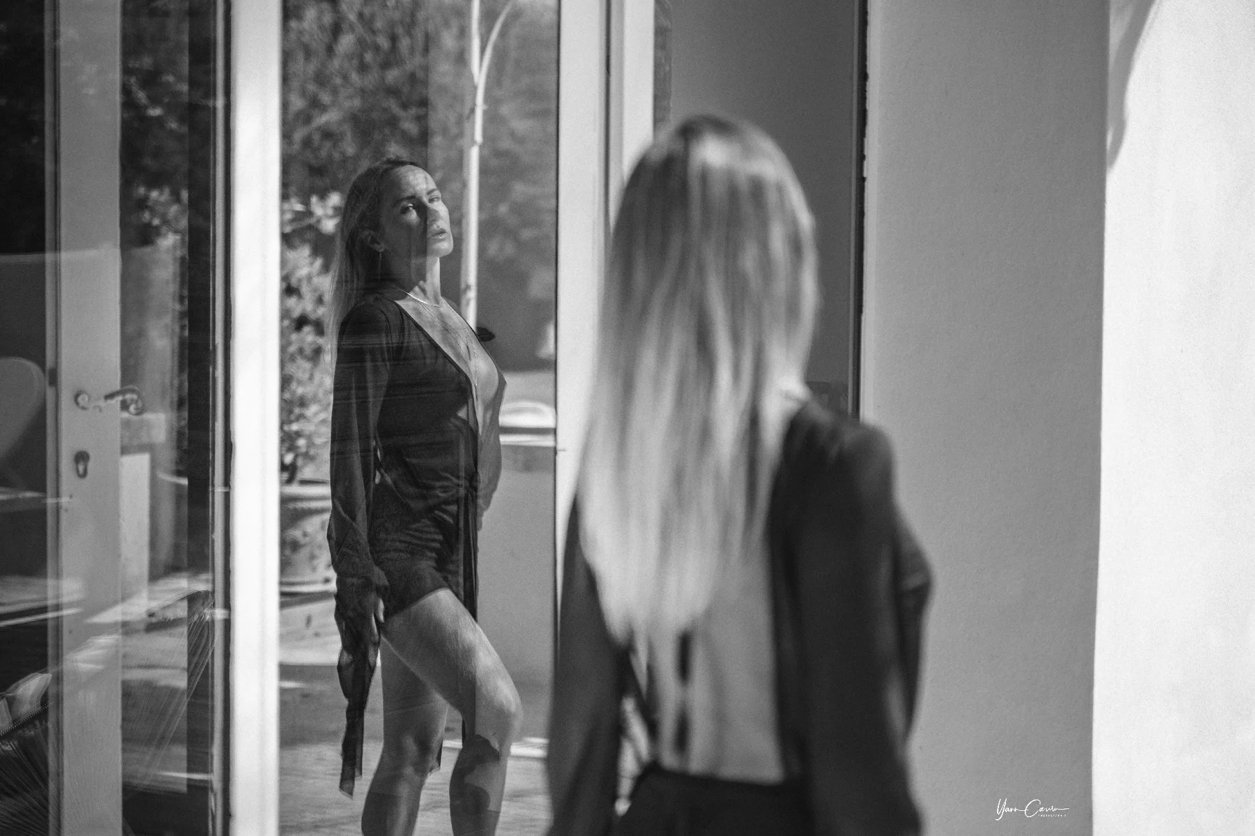 Séance boudoir Montpellier extérieur reflet vitre Eyragues — shooting sensuel