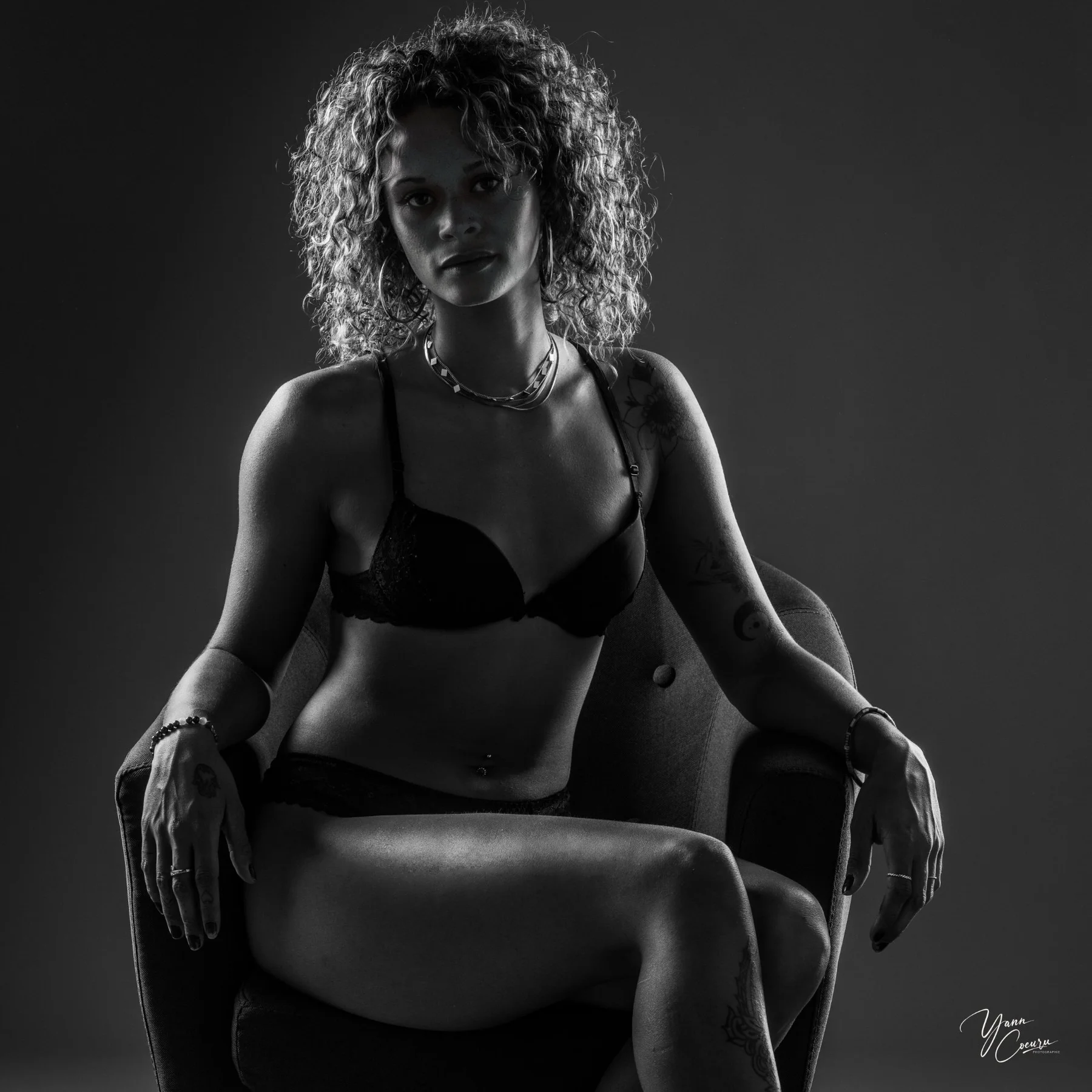 Photographe boudoir Vaucluse portrait fauteuil noir et blanc — fine art studio