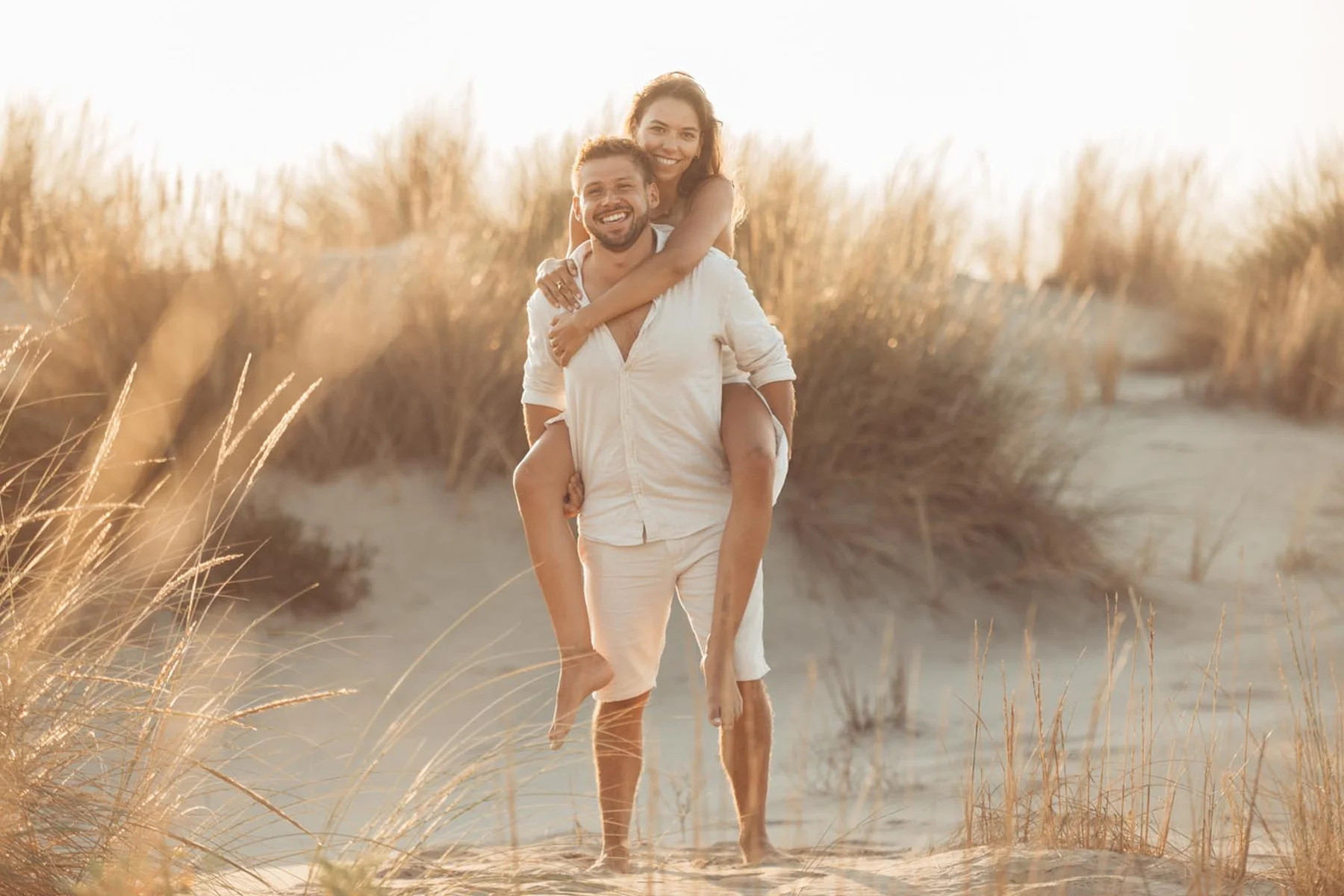 Couple piggyback rire spontané