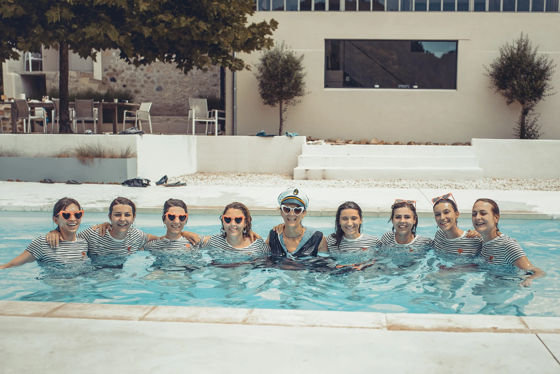 EVJF Vaucluse groupe piscine accessoires fun — séance Cavaillon