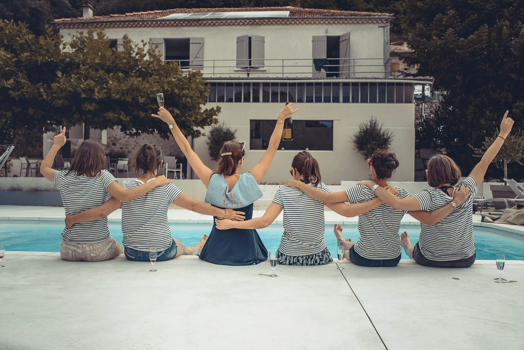 Séance EVJF Vaucluse copines piscine célébration — photographe Orange