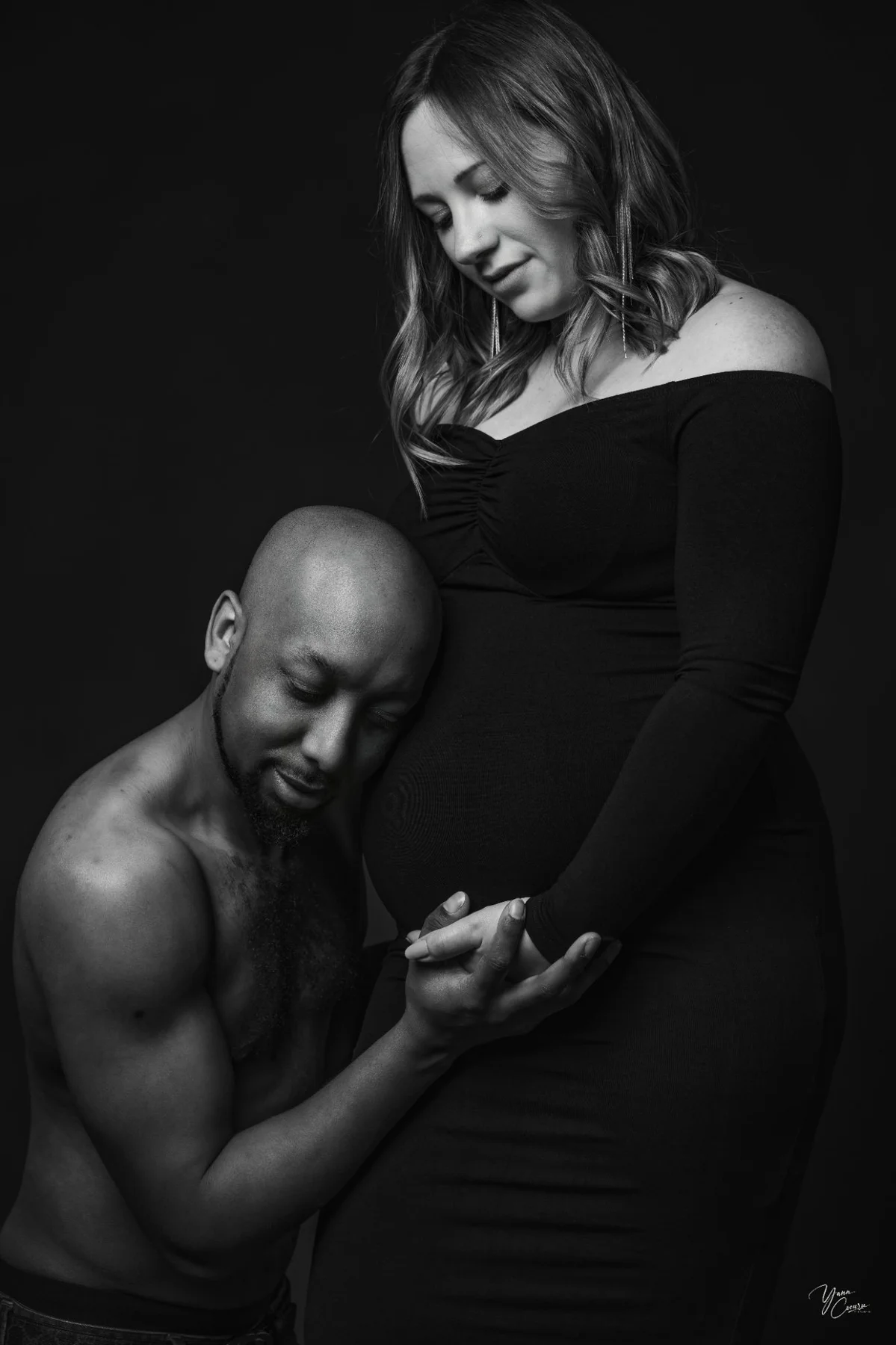 Photo grossesse couple noir et blanc tendresse en studio