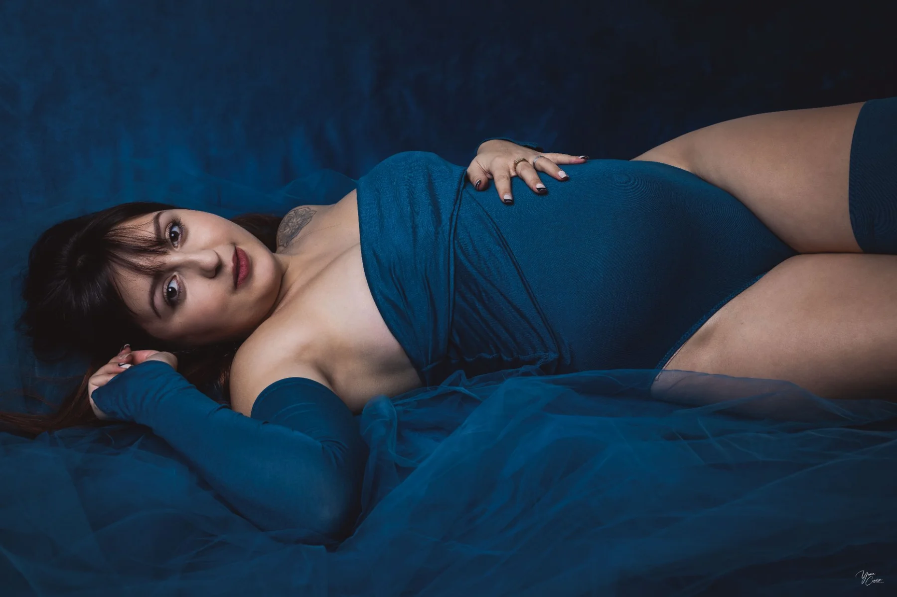 Photo grossesse robe bleue allongée en studio