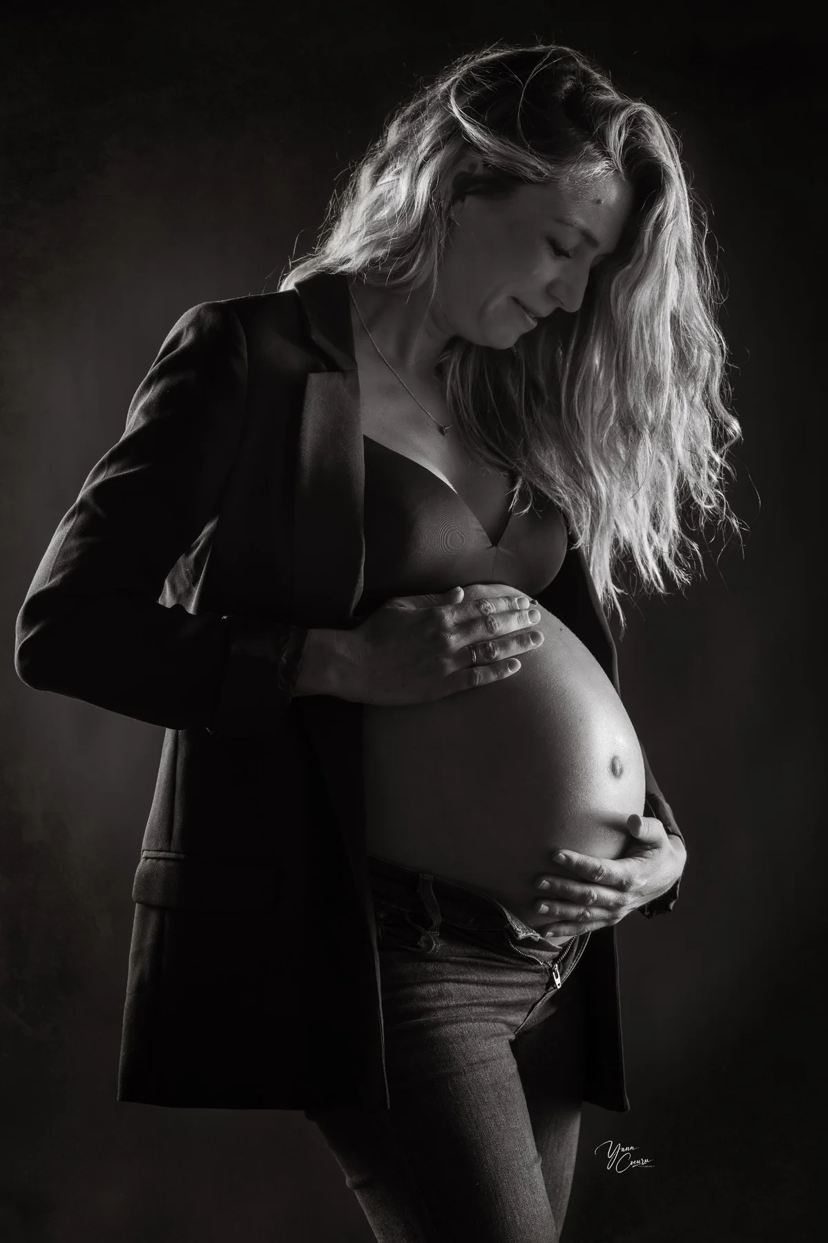 Portrait grossesse élégant blazer noir et blanc en studio