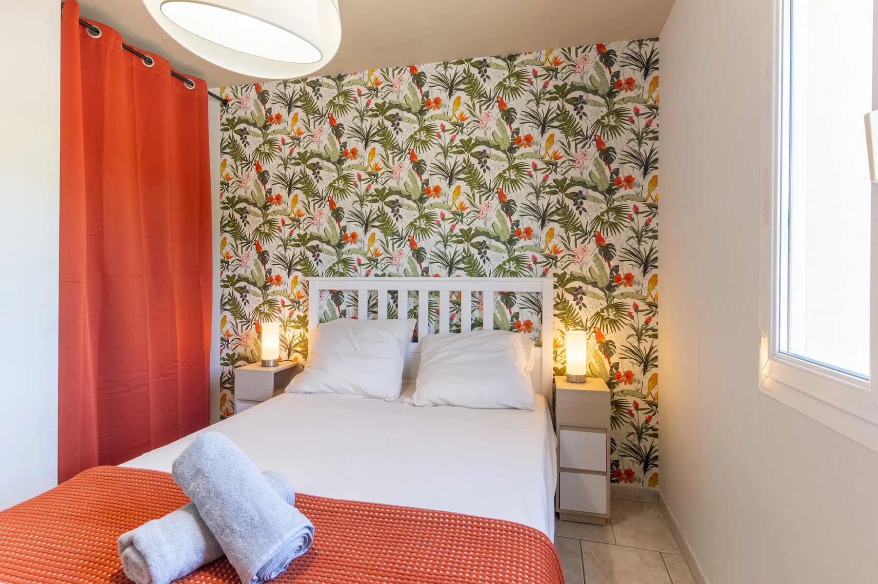 Chambre location saisonnière papier peint tropical